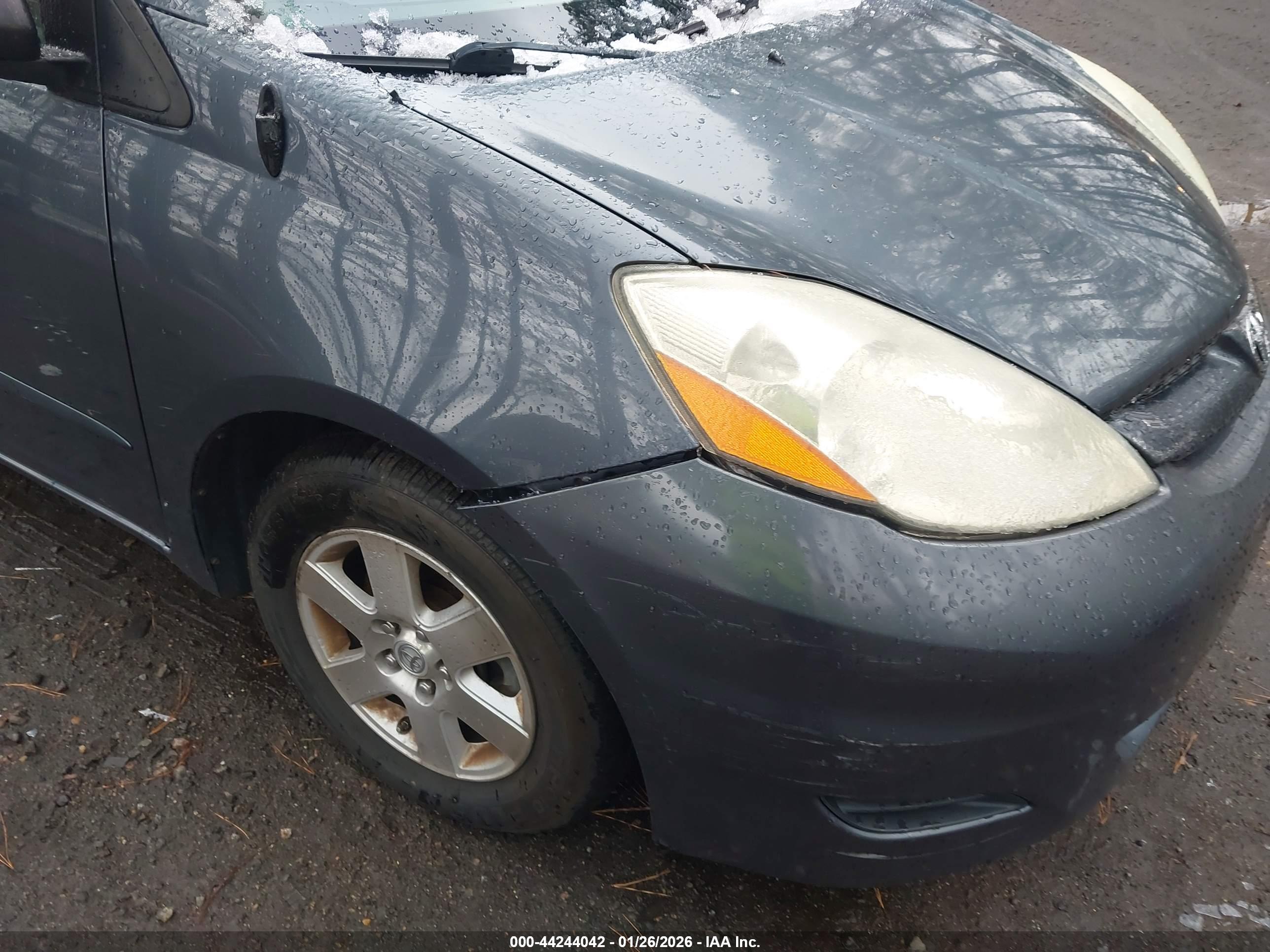 TOYOTA SIENNA image 6