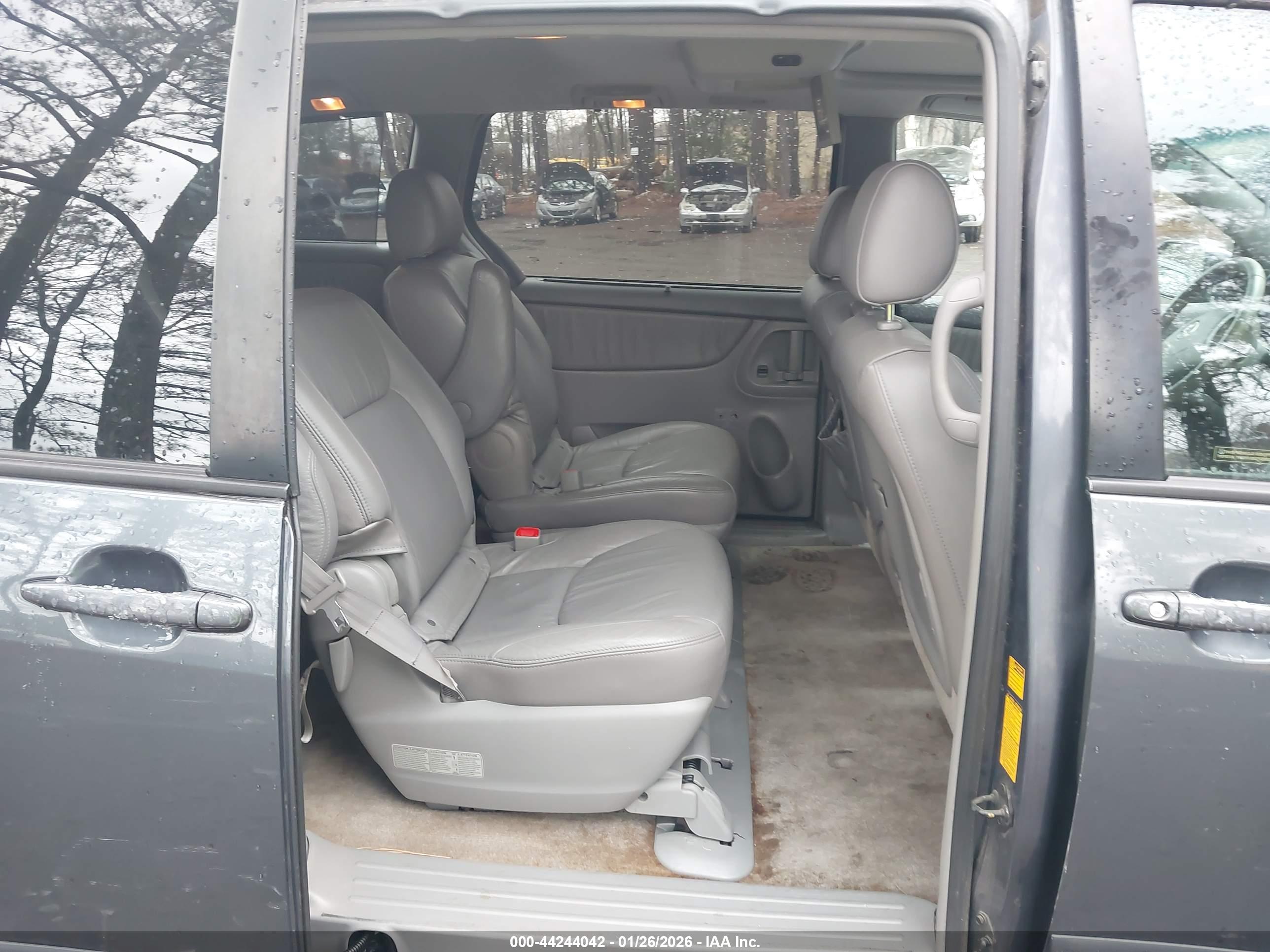 TOYOTA SIENNA image 8