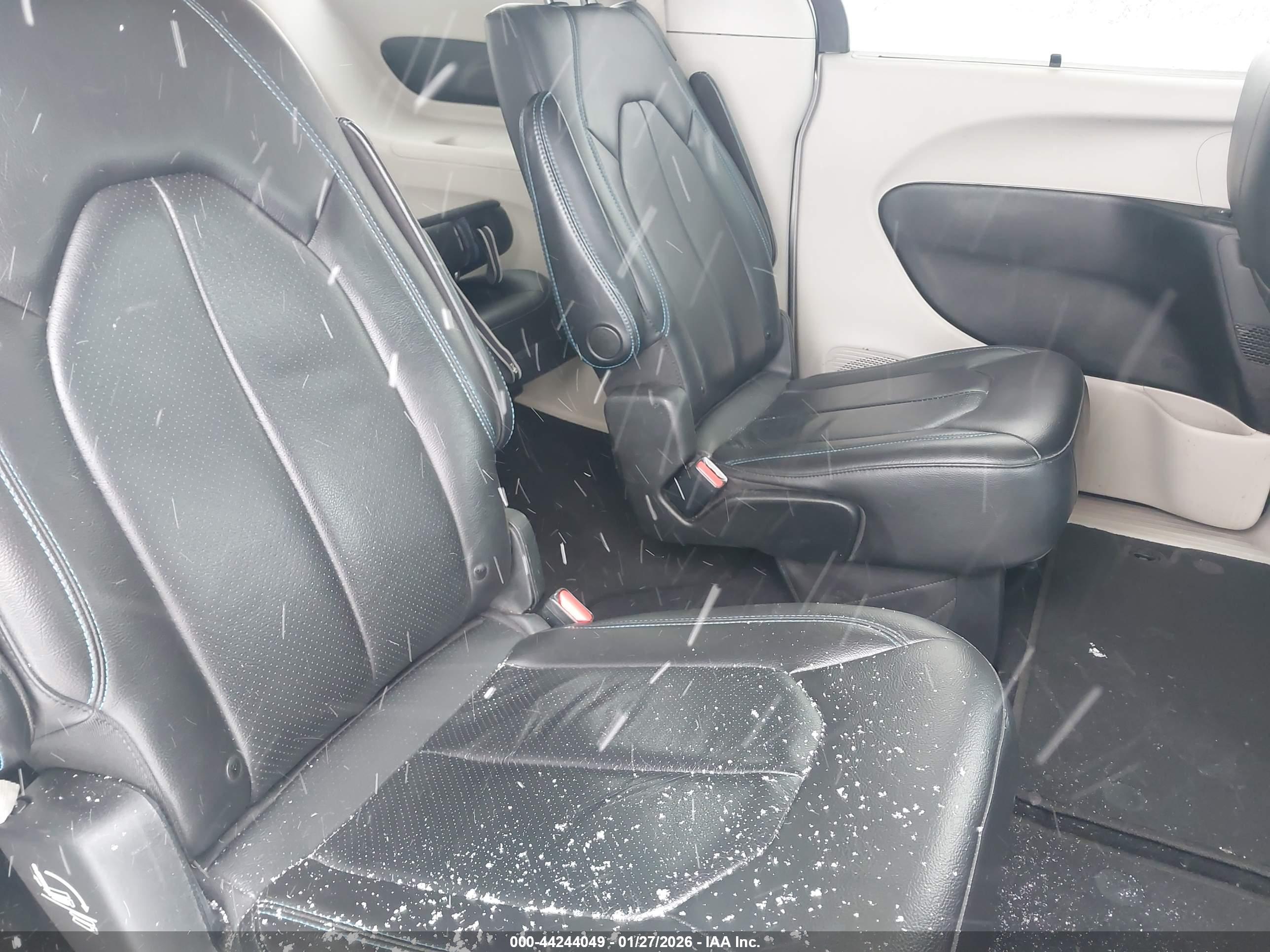CHRYSLER PACIFICA image 8