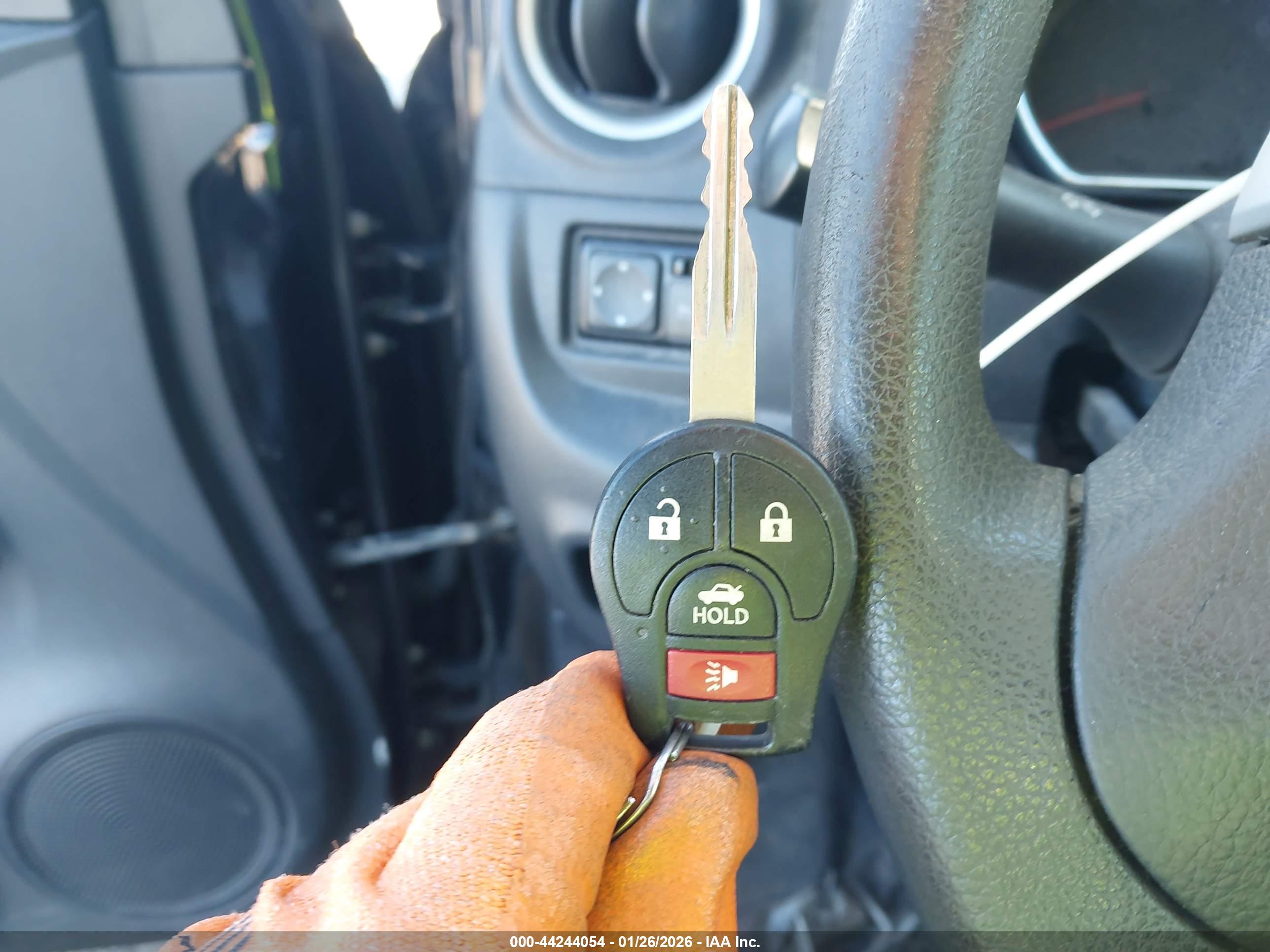 NISSAN VERSA image 11