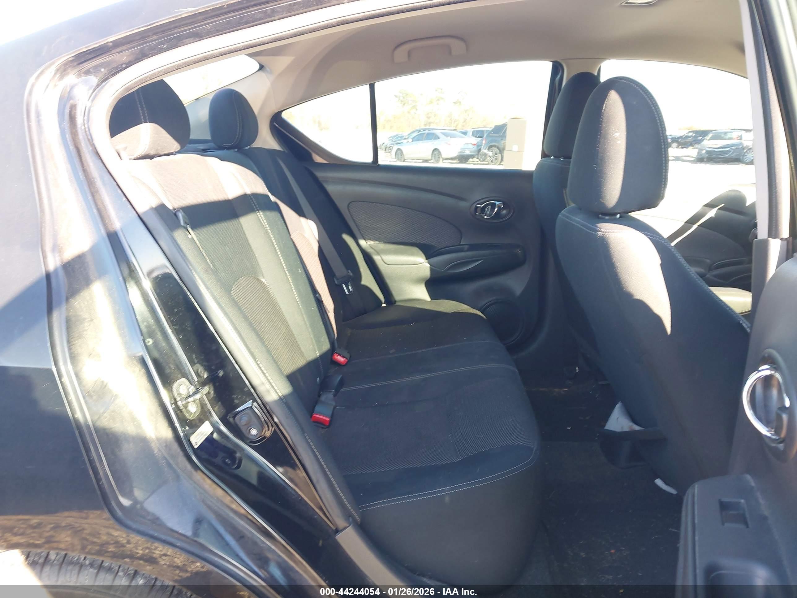 NISSAN VERSA image 8