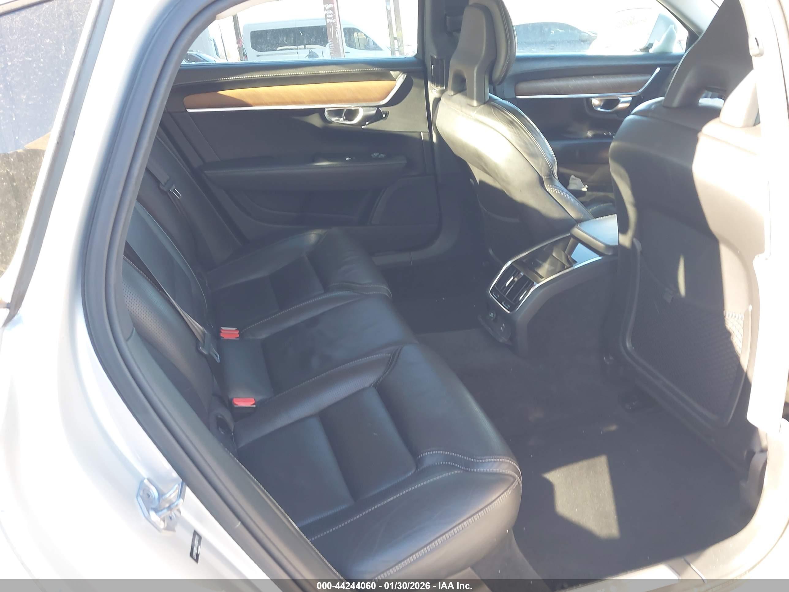 VOLVO S90 image 8