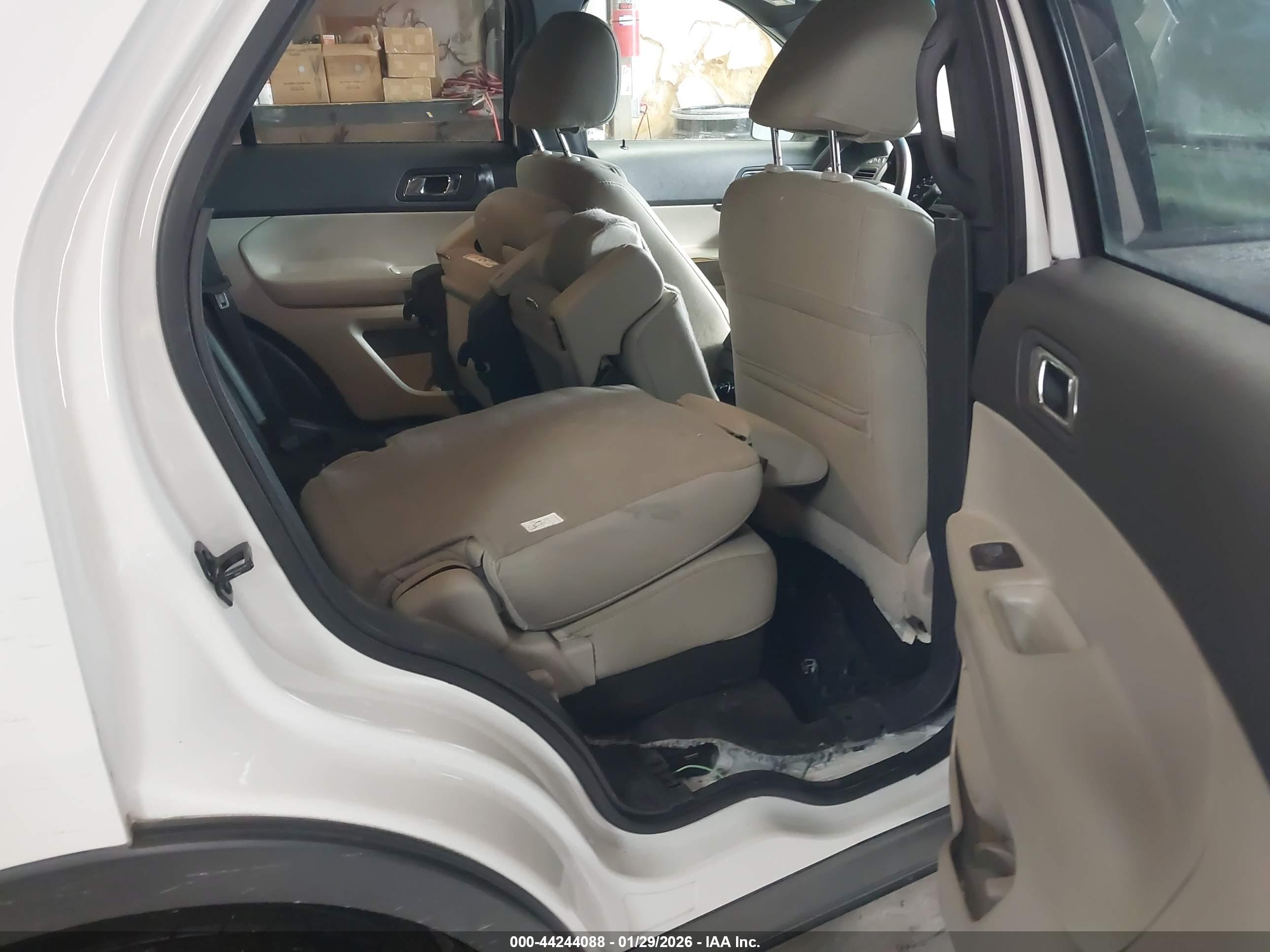 FORD EXPLORER image 8