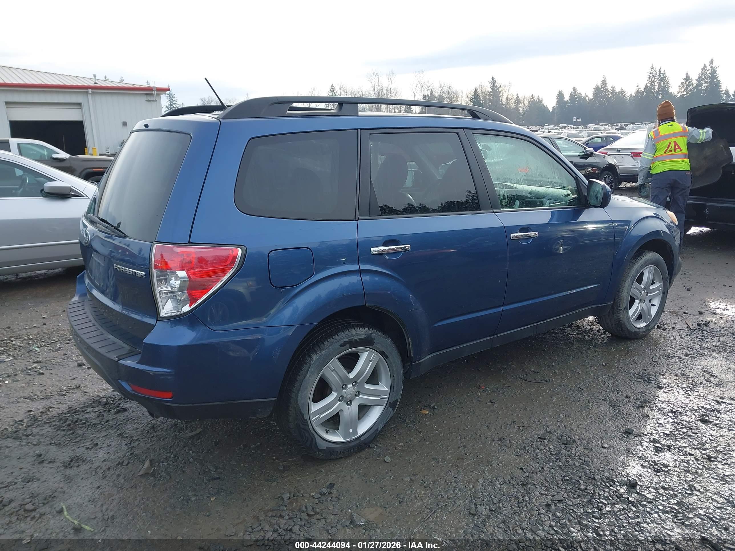 SUBARU FORESTER image 4