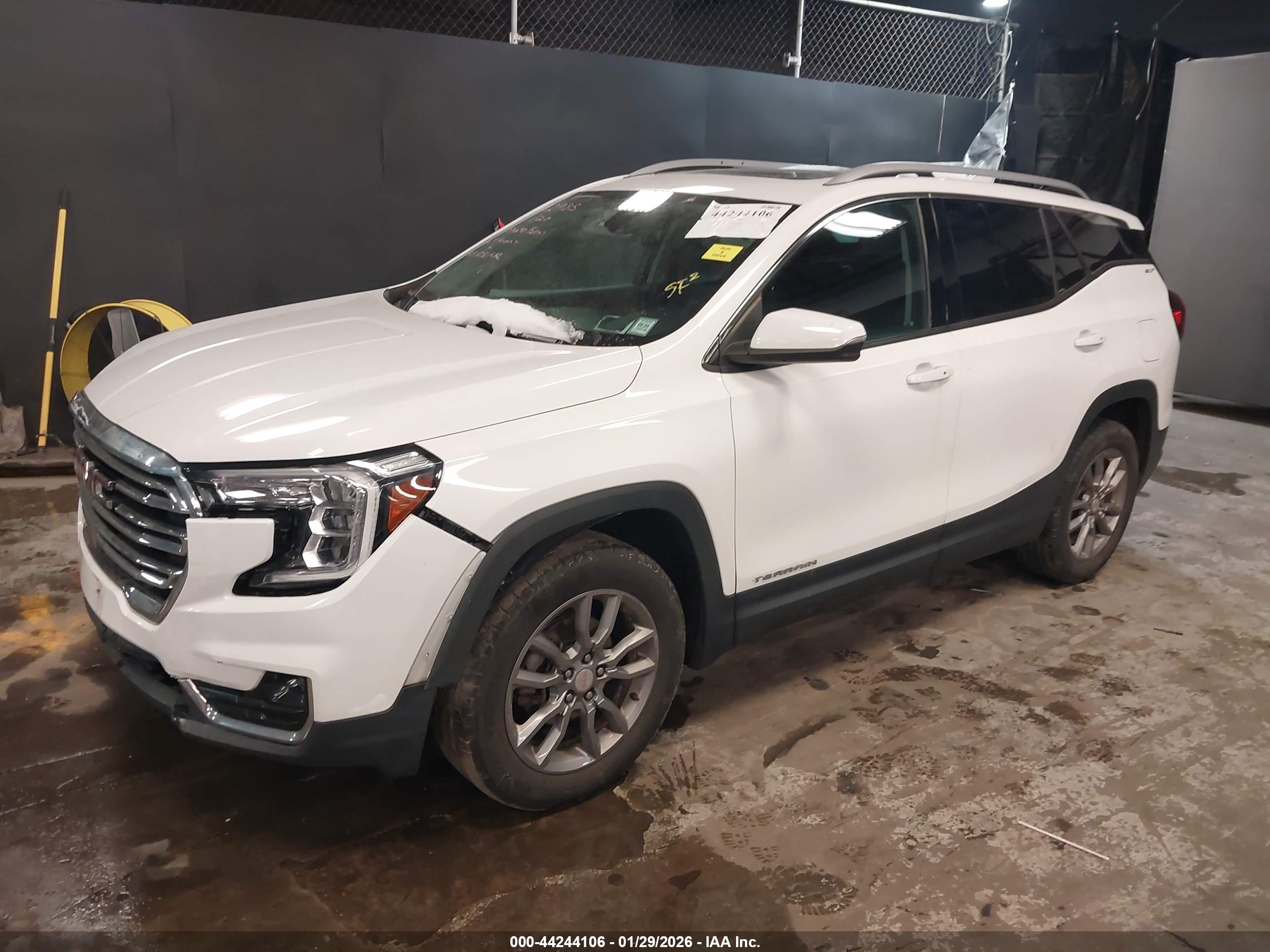 GMC TERRAIN image 2