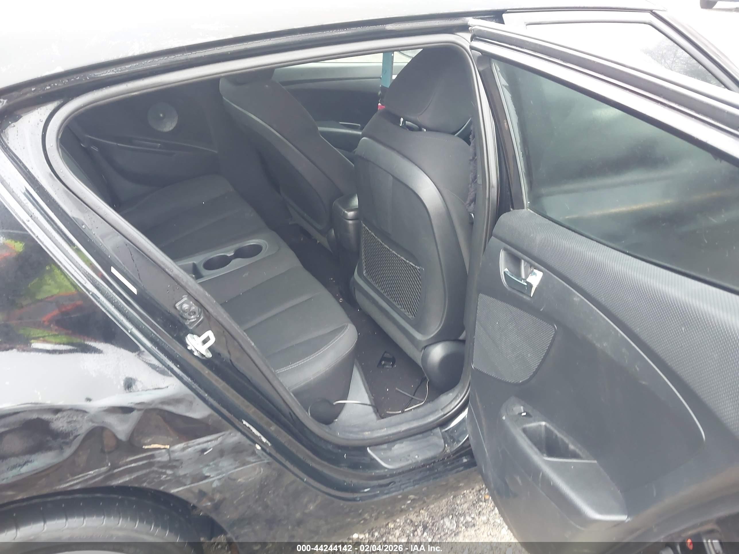 HYUNDAI VELOSTER image 8