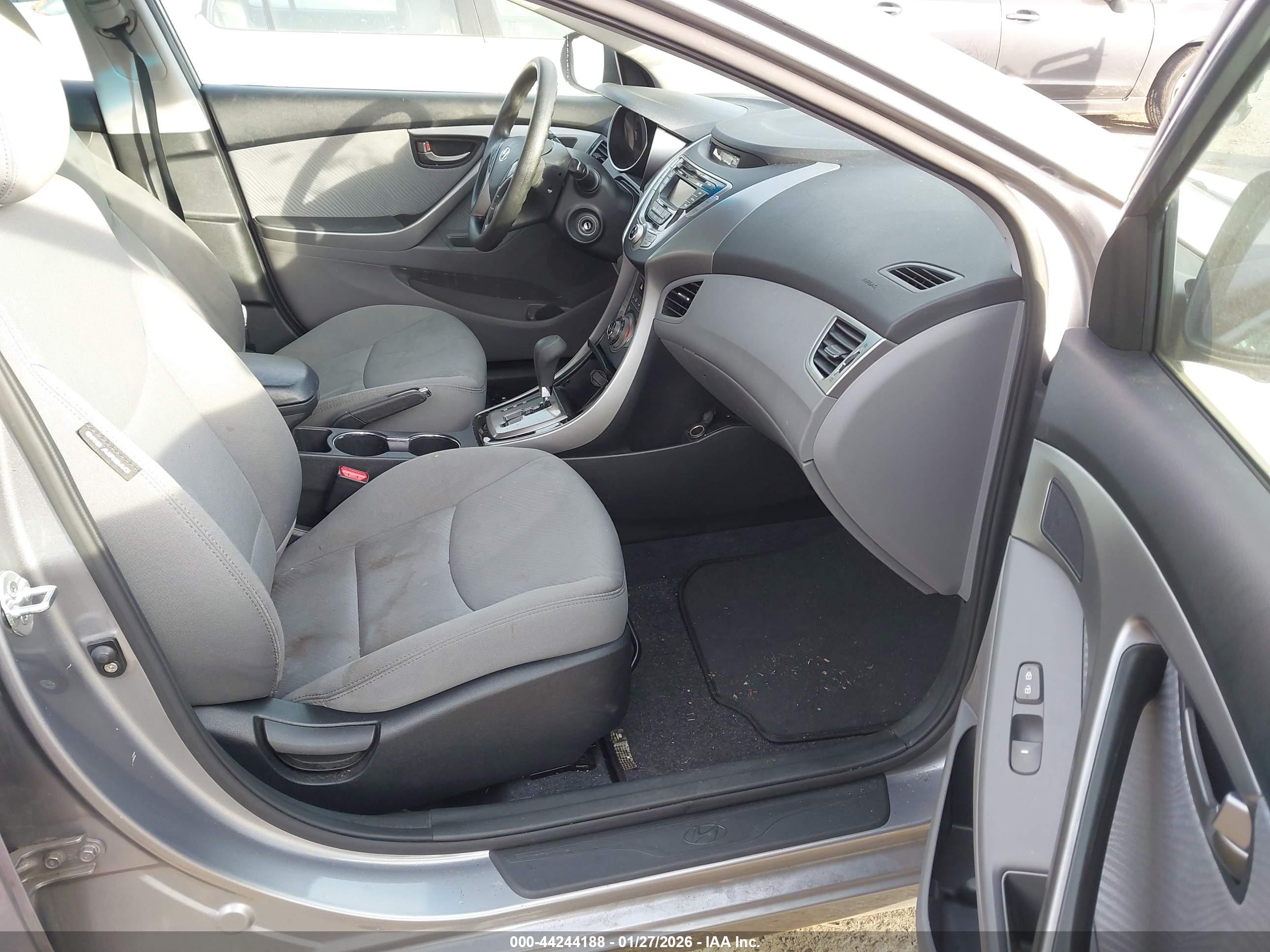 HYUNDAI ELANTRA image 5