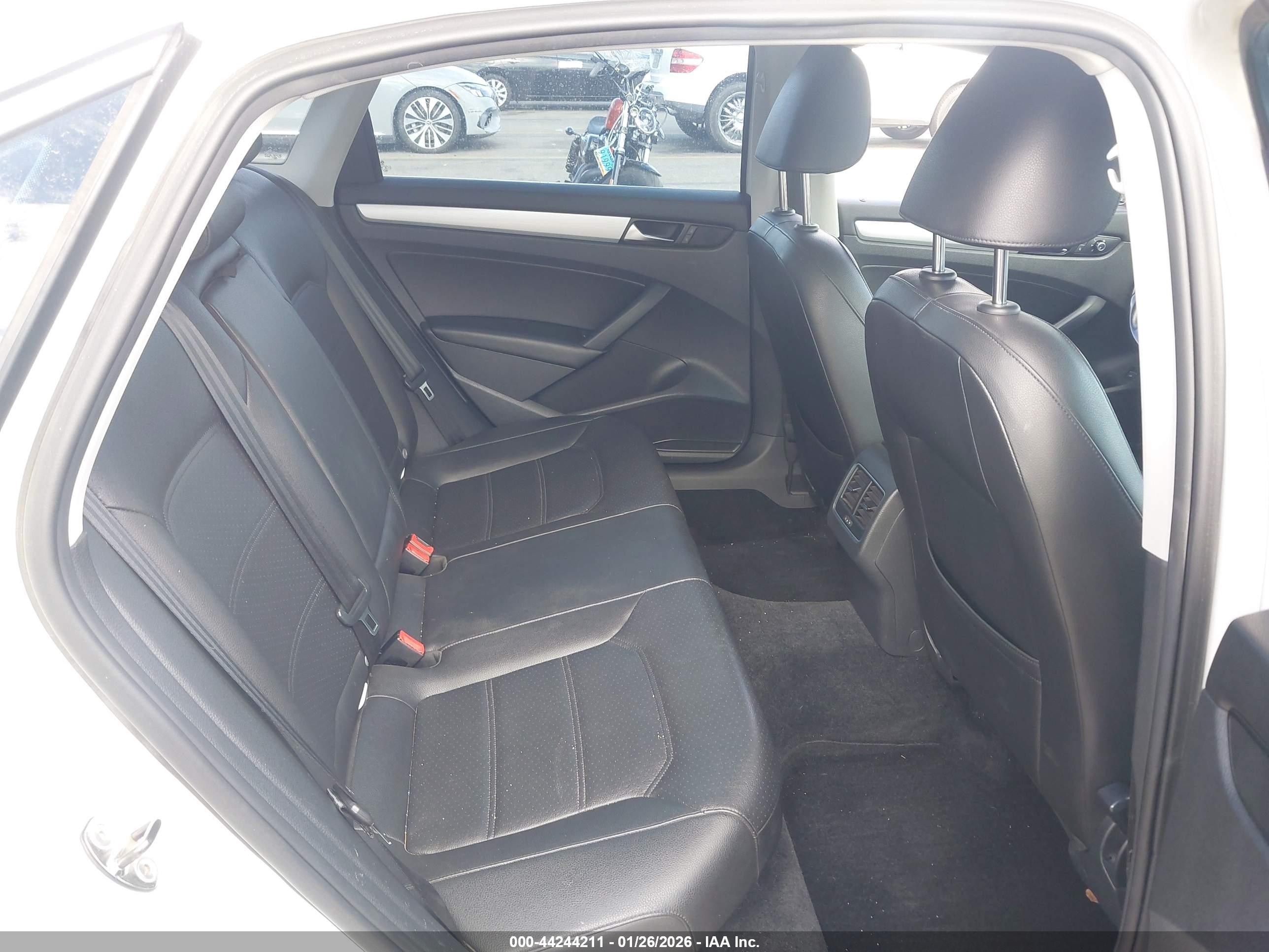VOLKSWAGEN PASSAT image 8