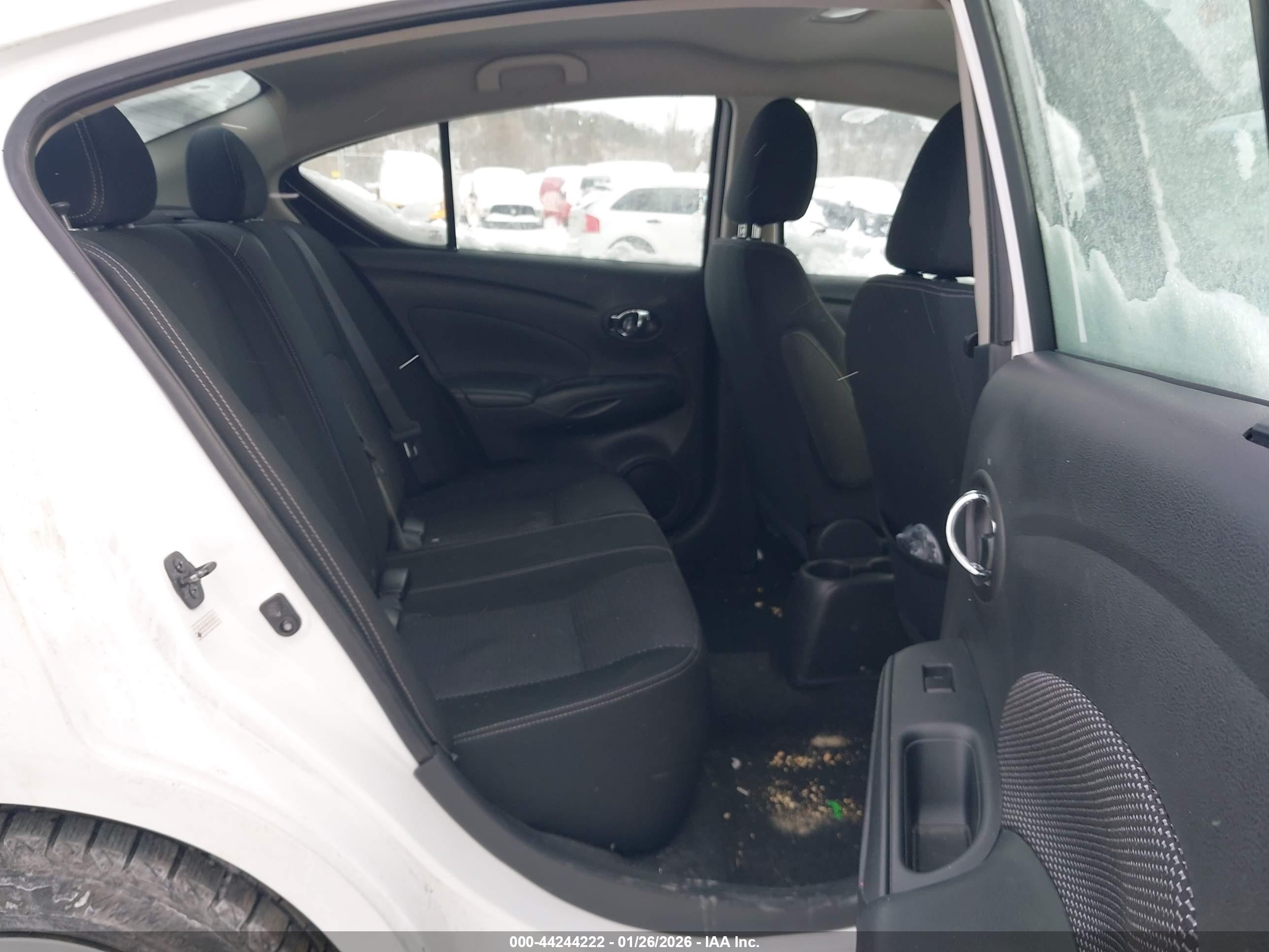NISSAN VERSA image 8