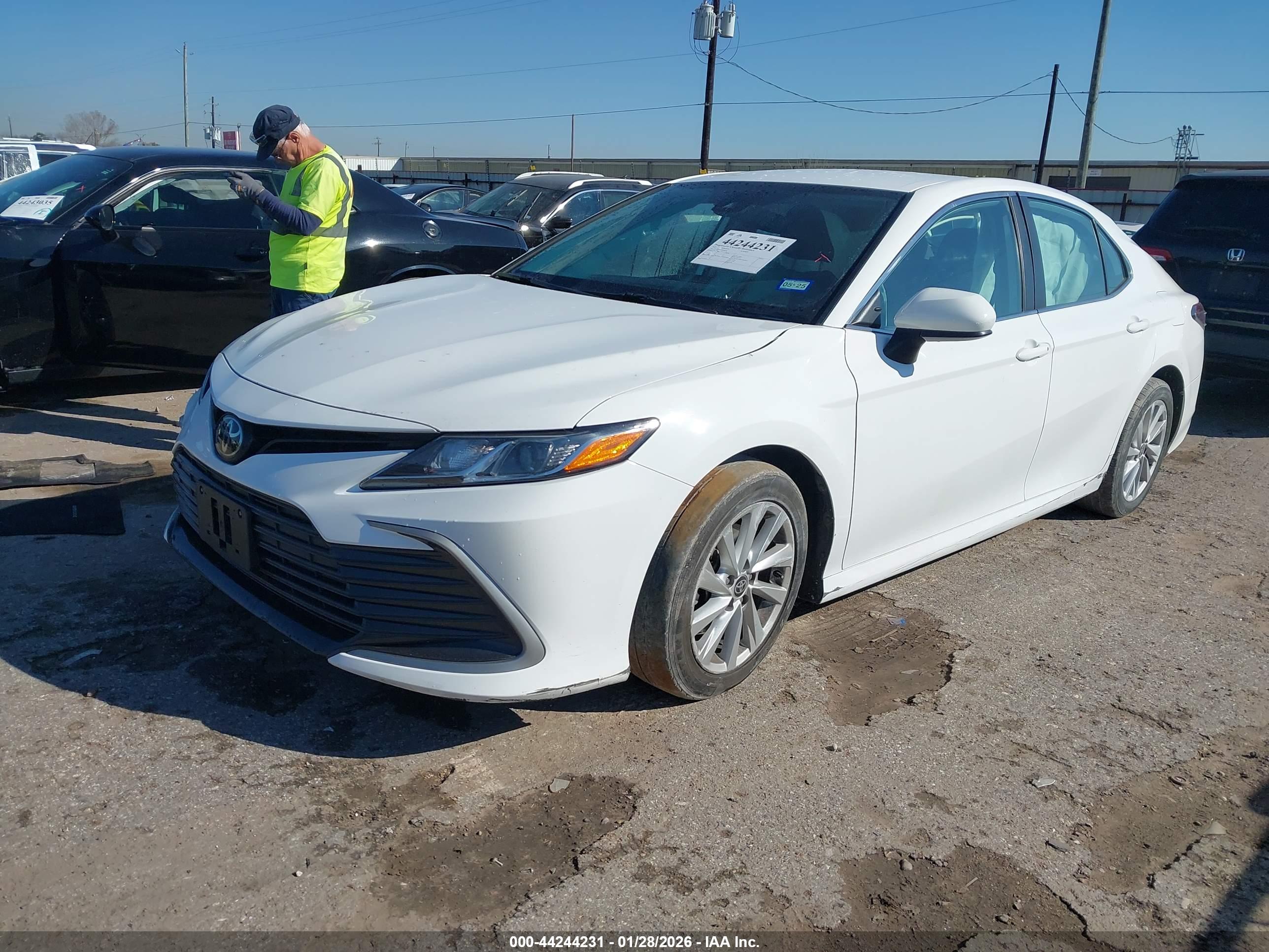 TOYOTA CAMRY image 2