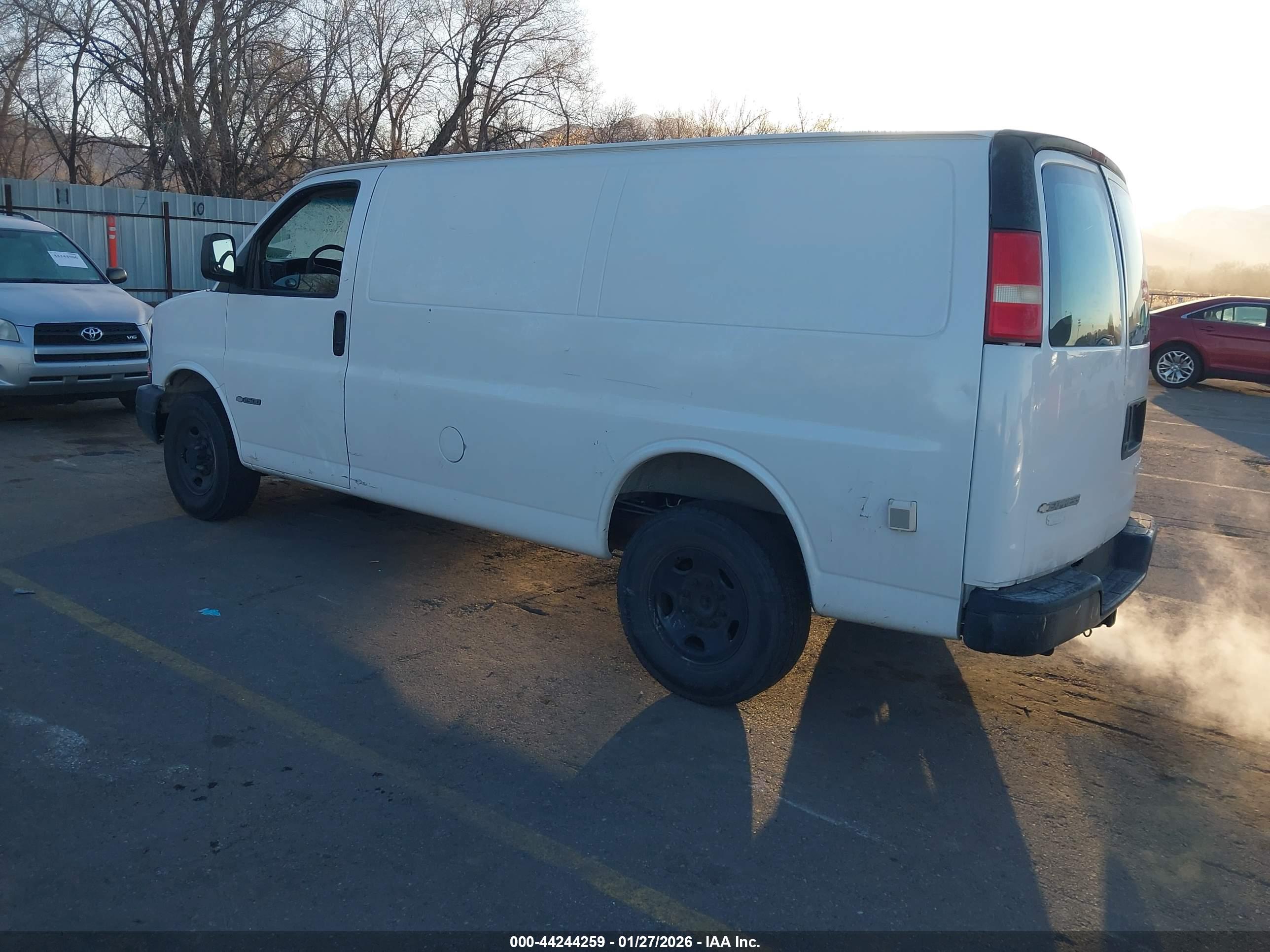 CHEVROLET EXPRESS image 3