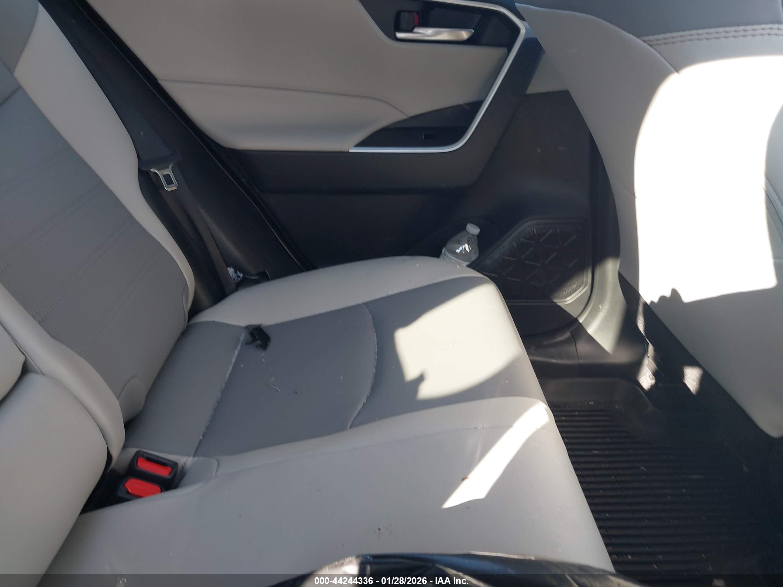 TOYOTA RAV4 image 8