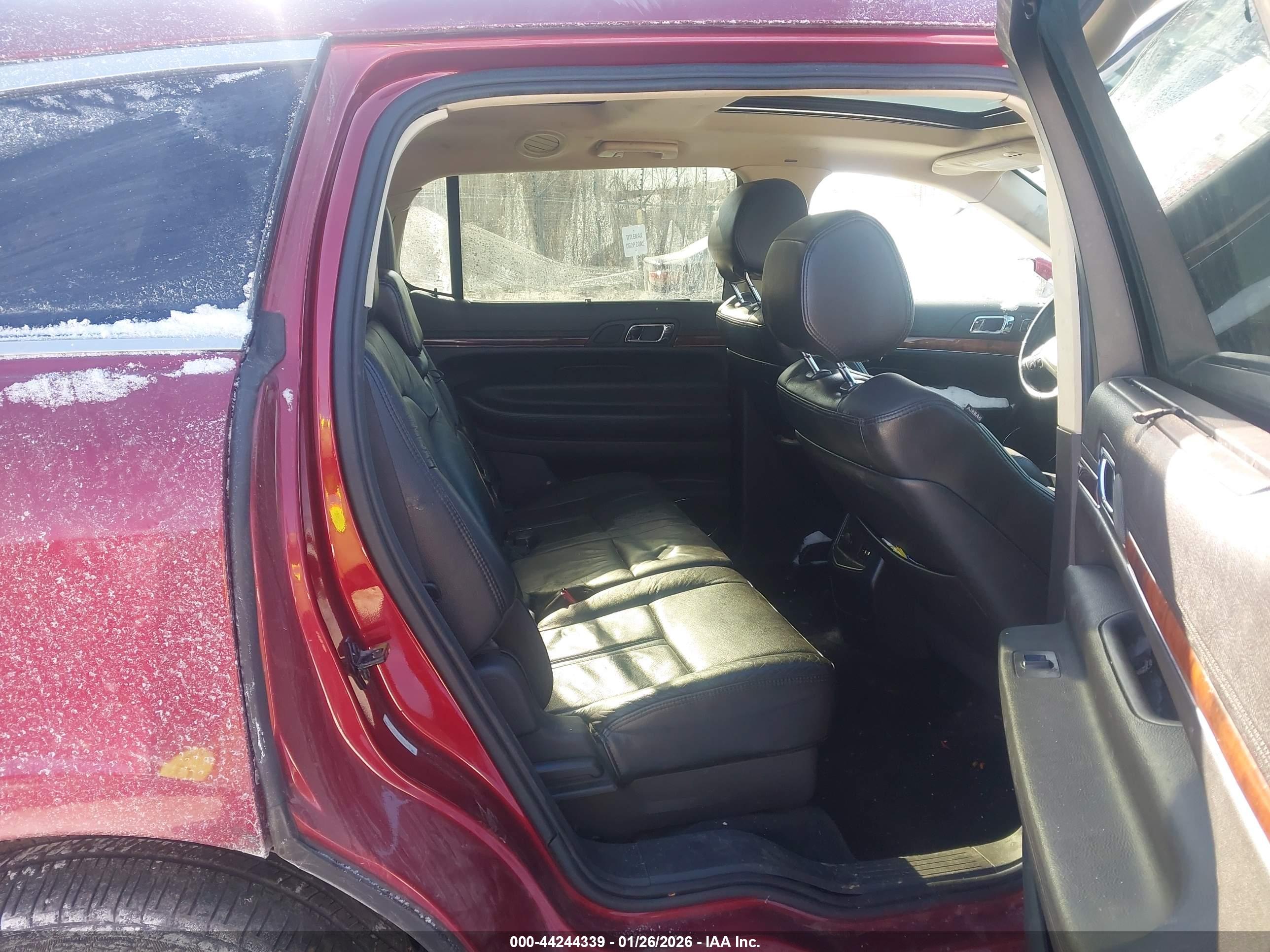 LINCOLN MKT image 8
