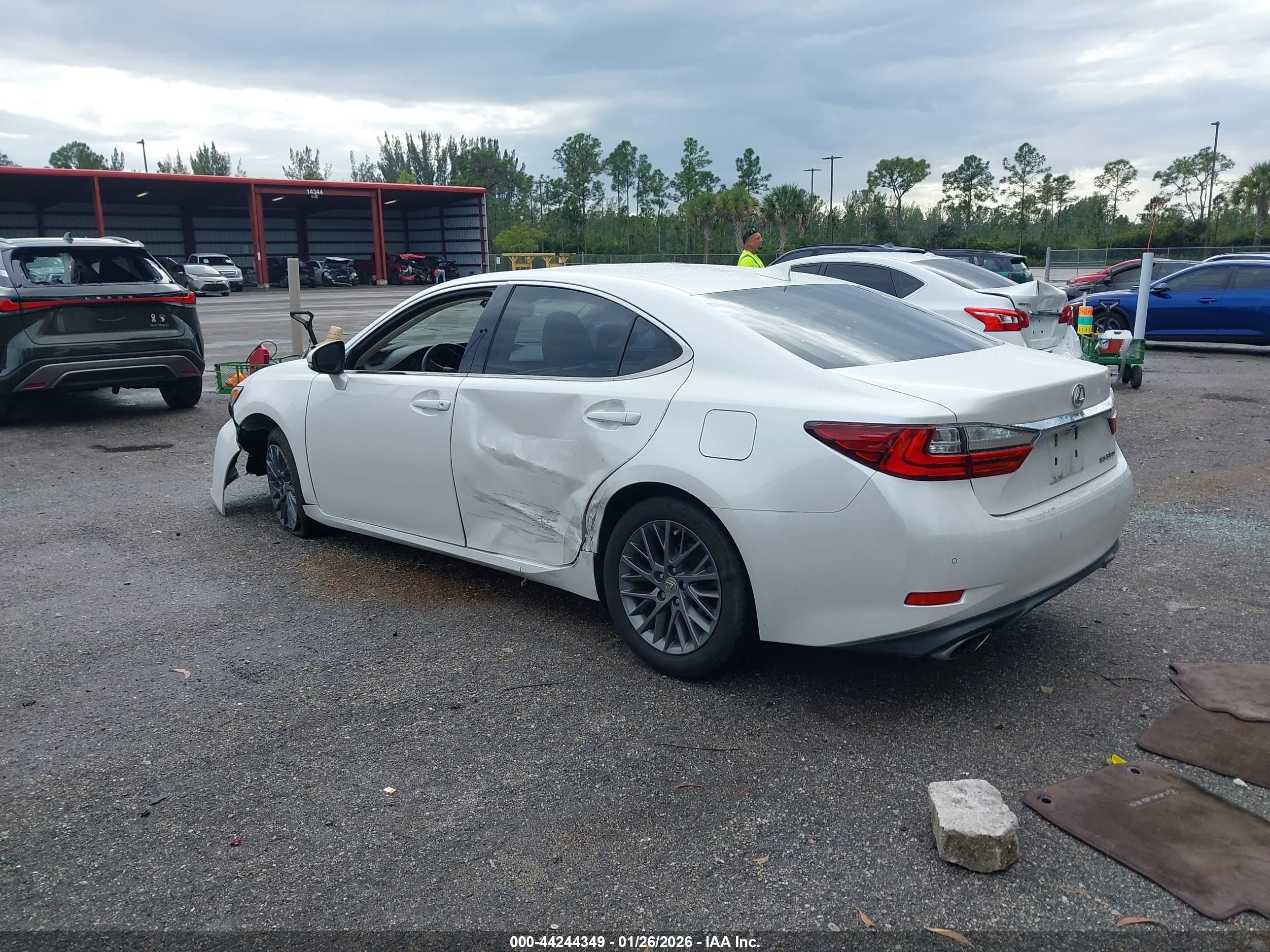 LEXUS ES image 3