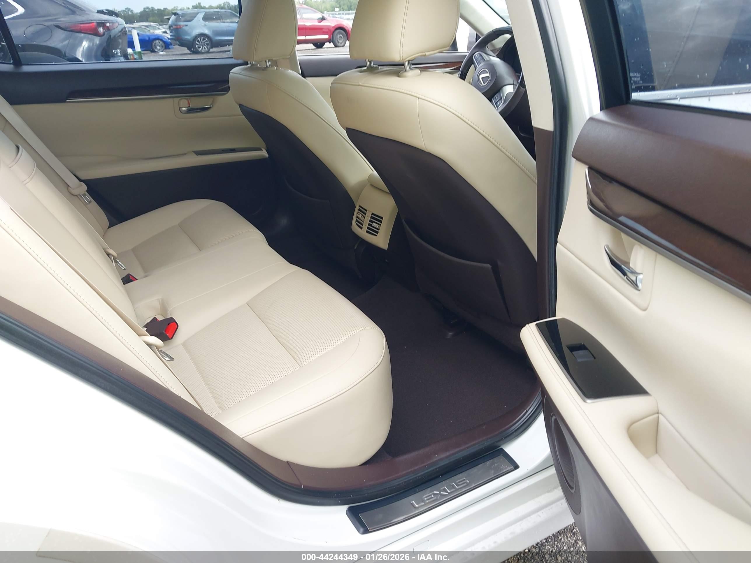 LEXUS ES image 8