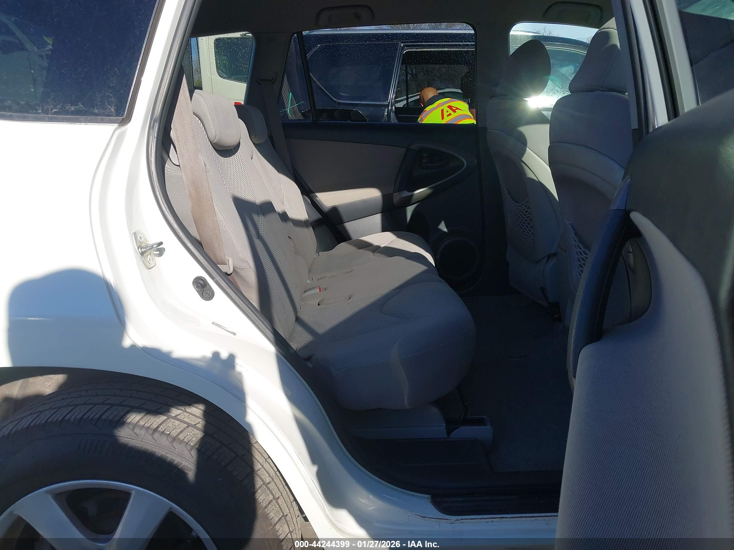 TOYOTA RAV4 image 8