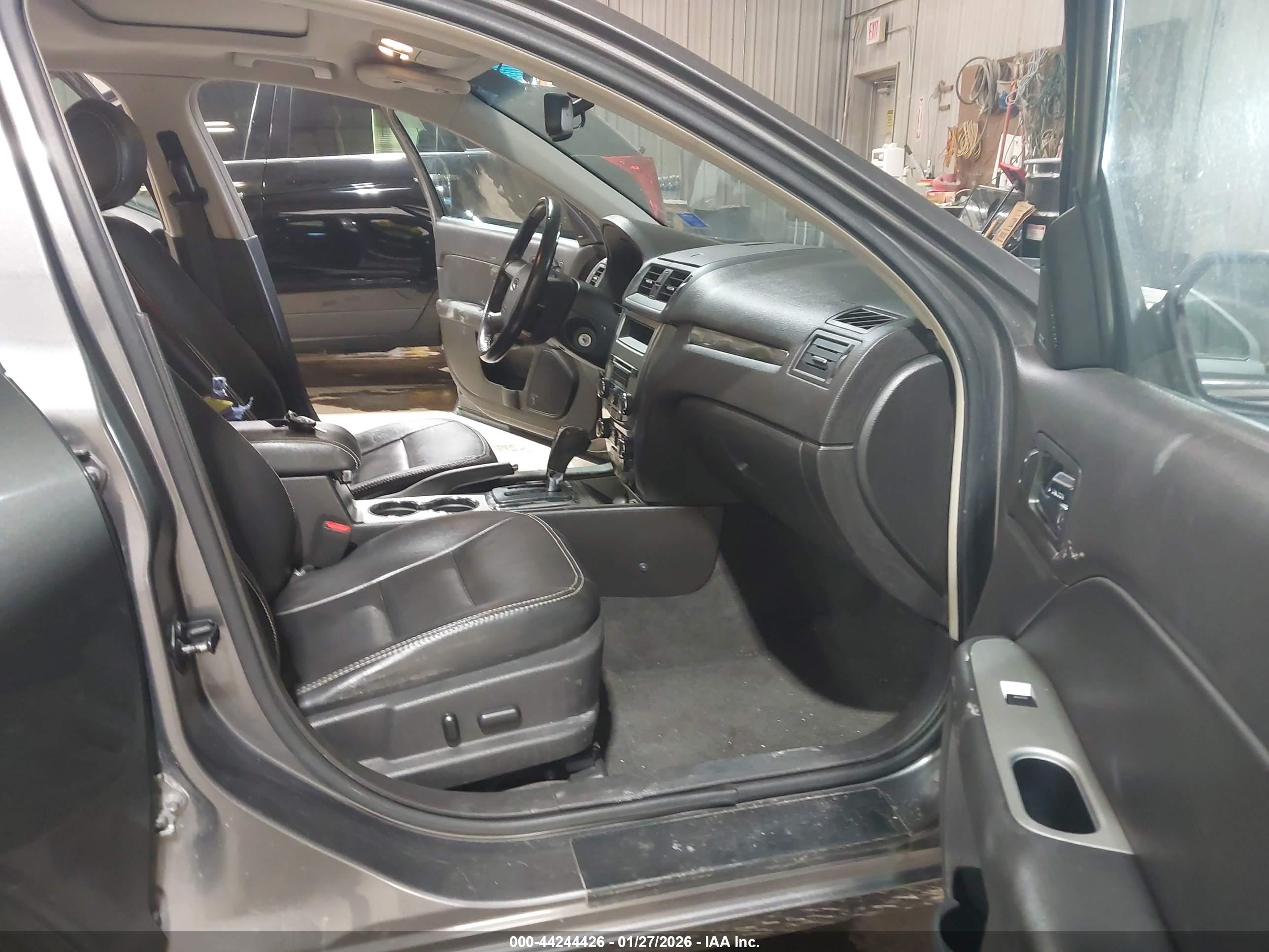 FORD FUSION image 5