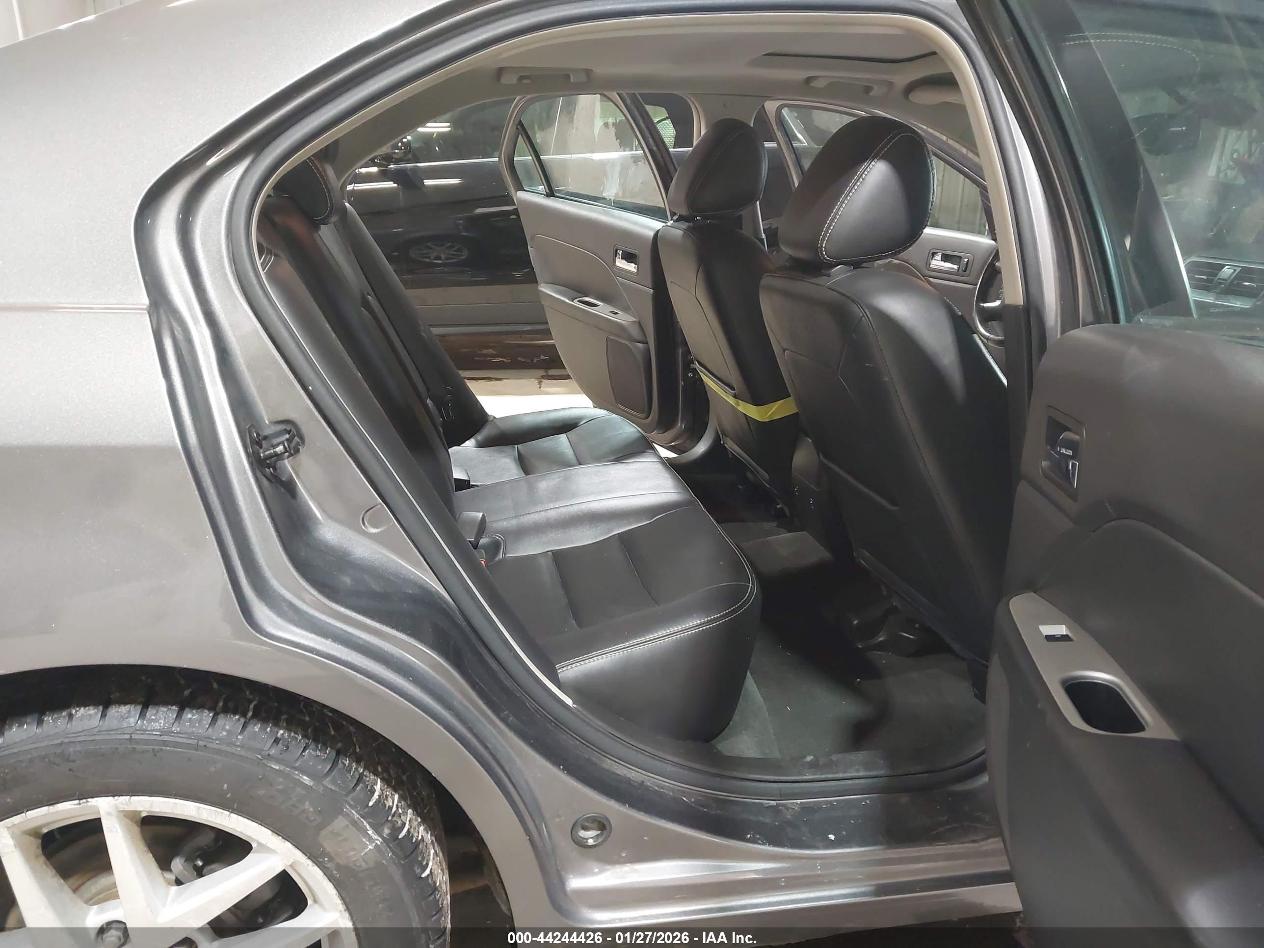 FORD FUSION image 8