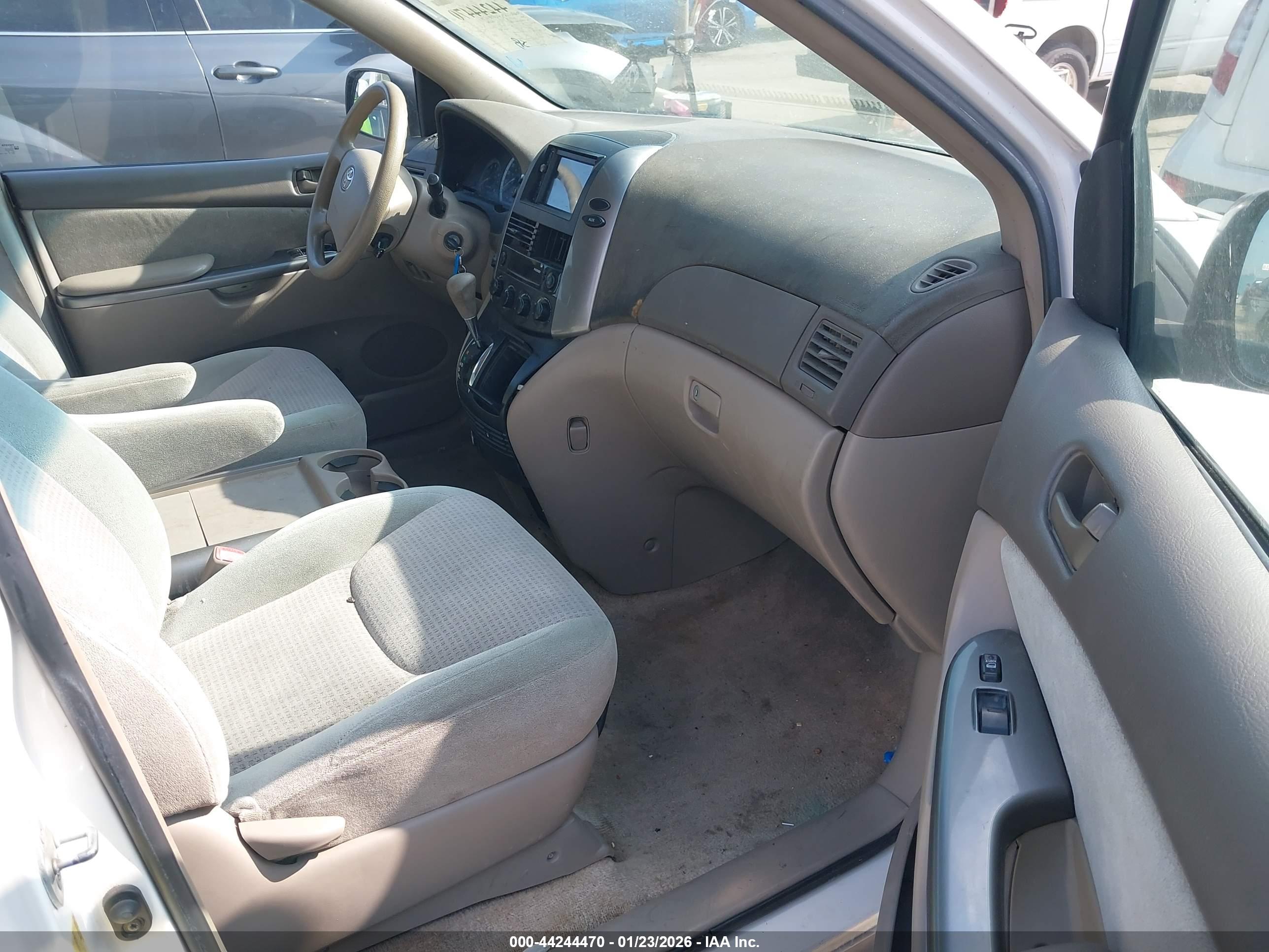 TOYOTA SIENNA image 5