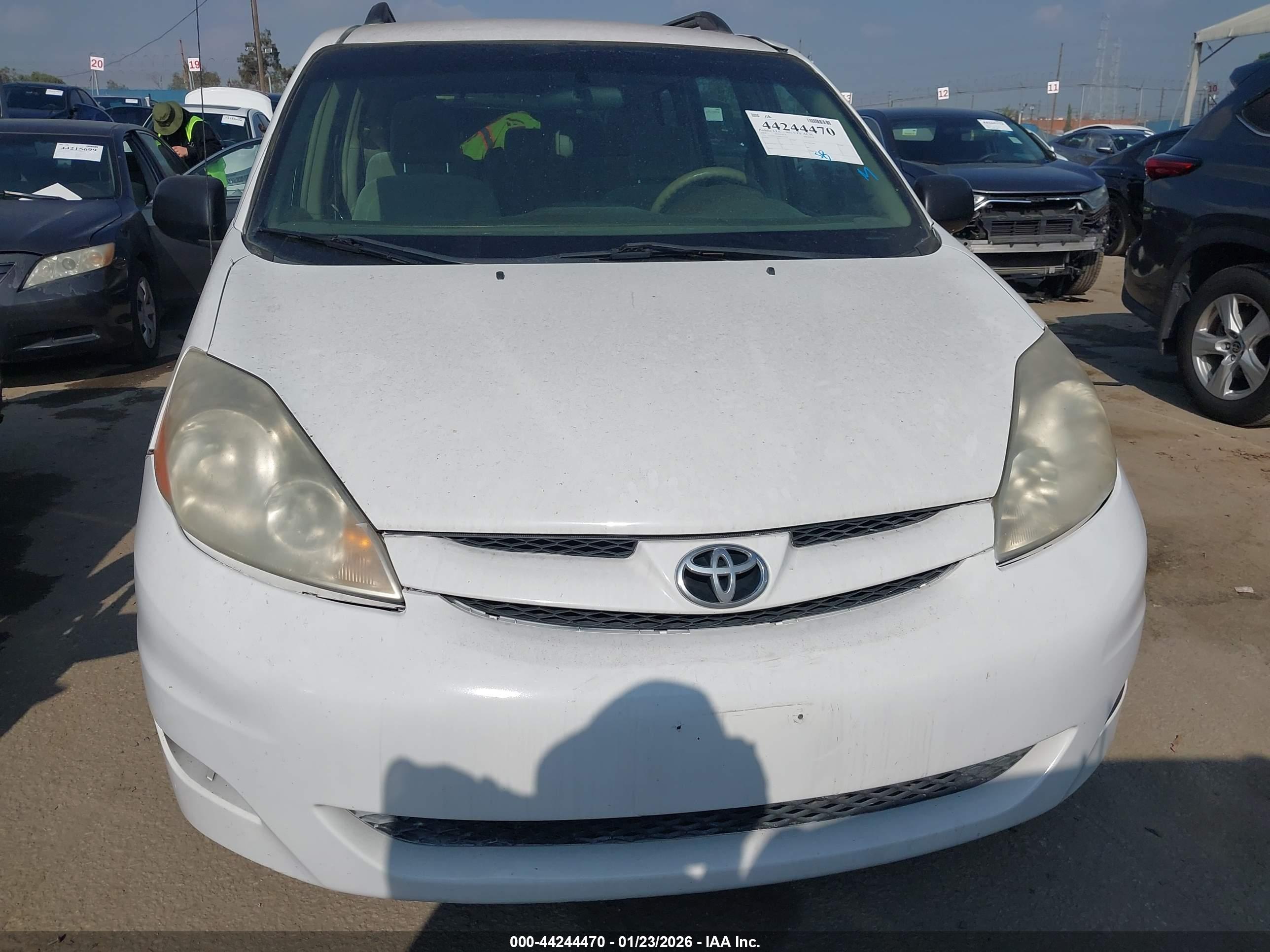 TOYOTA SIENNA image 6