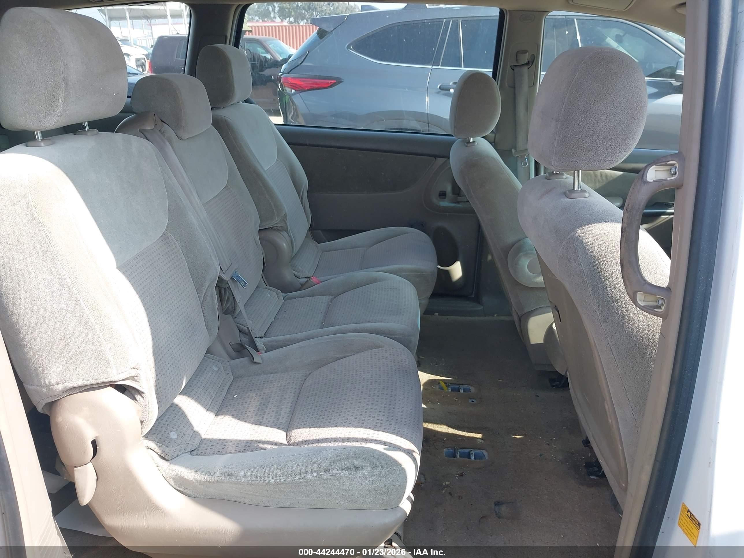 TOYOTA SIENNA image 8