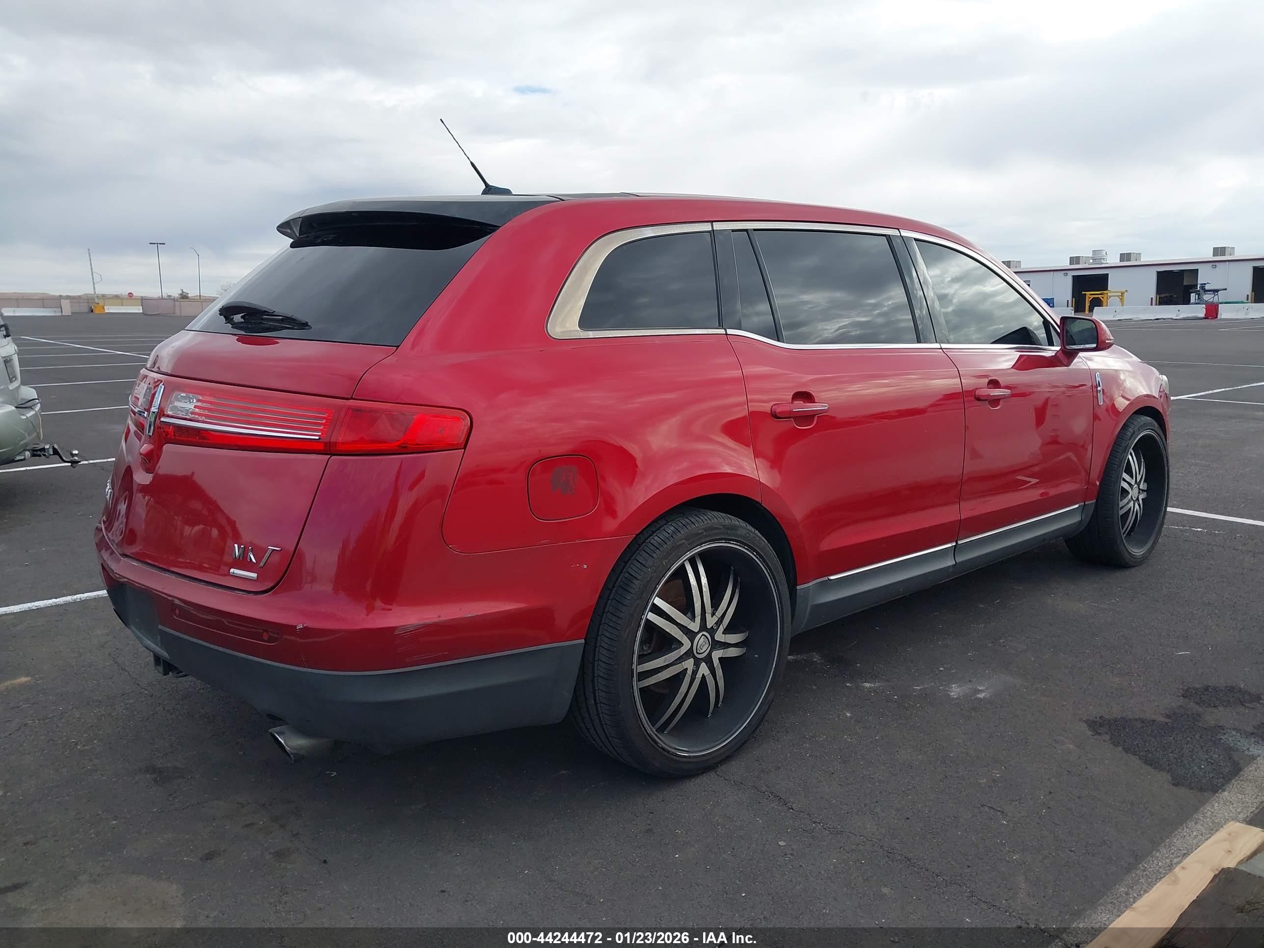 LINCOLN MKT image 4