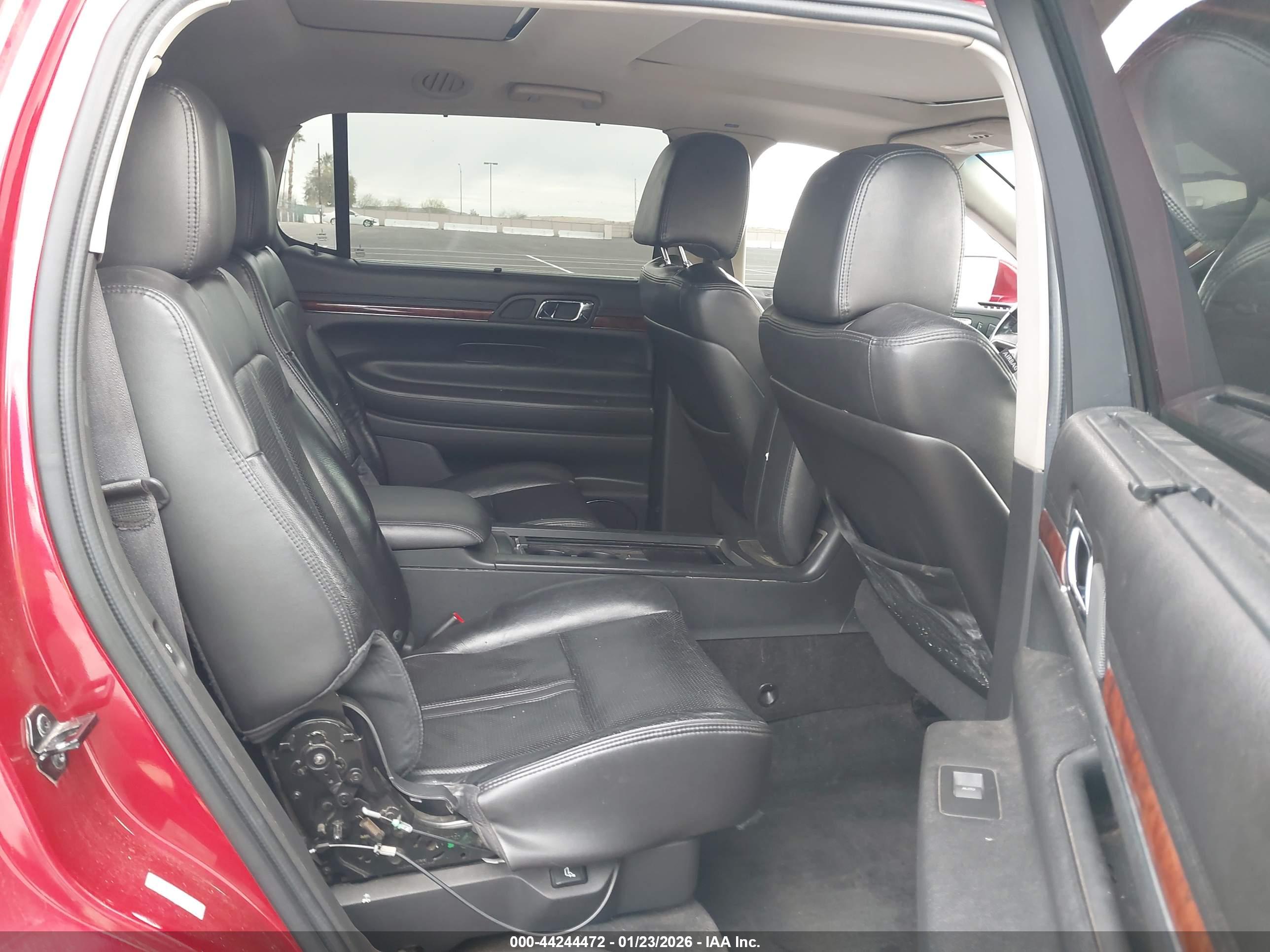 LINCOLN MKT image 8