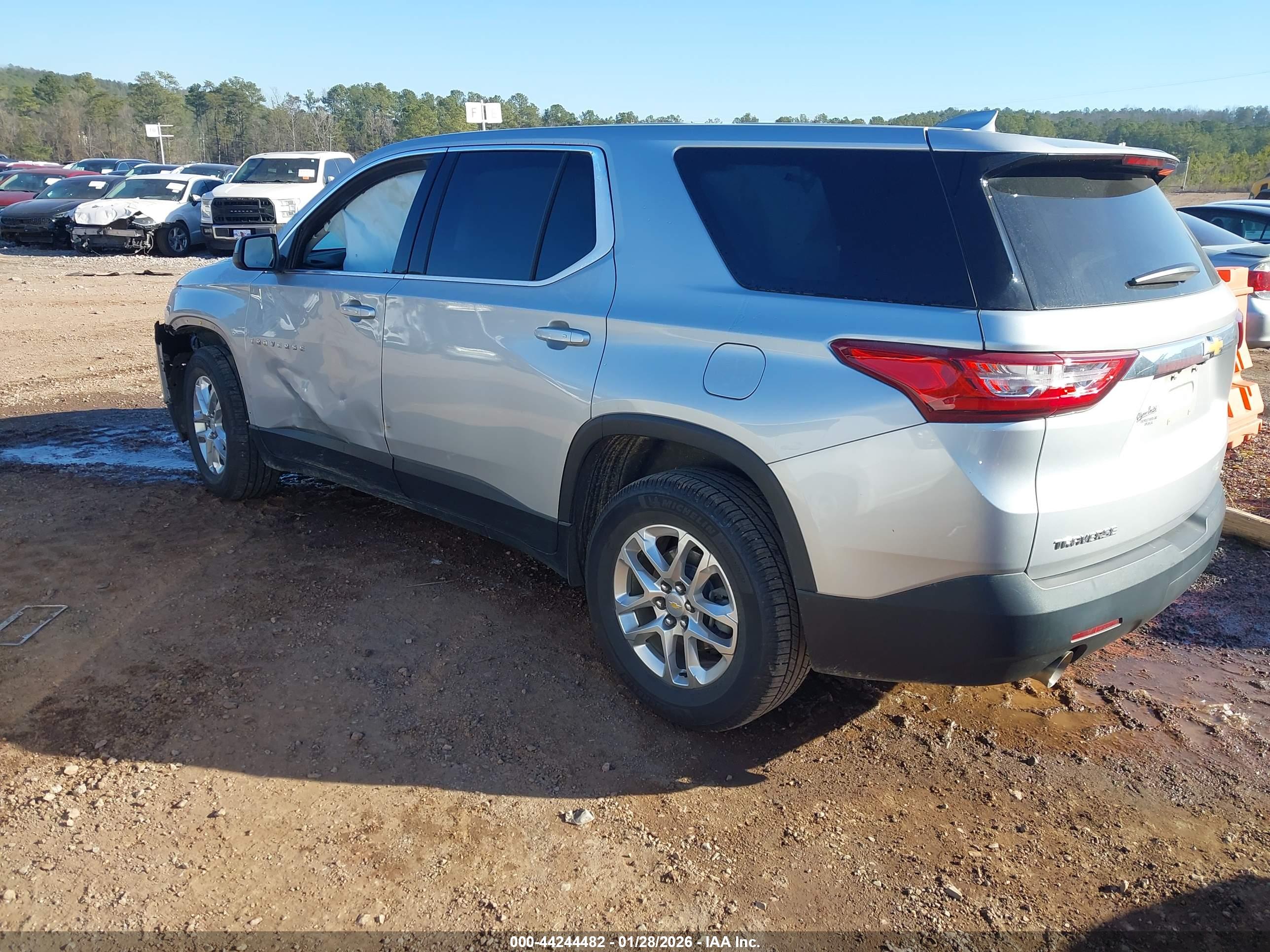 CHEVROLET TRAVERSE image 3