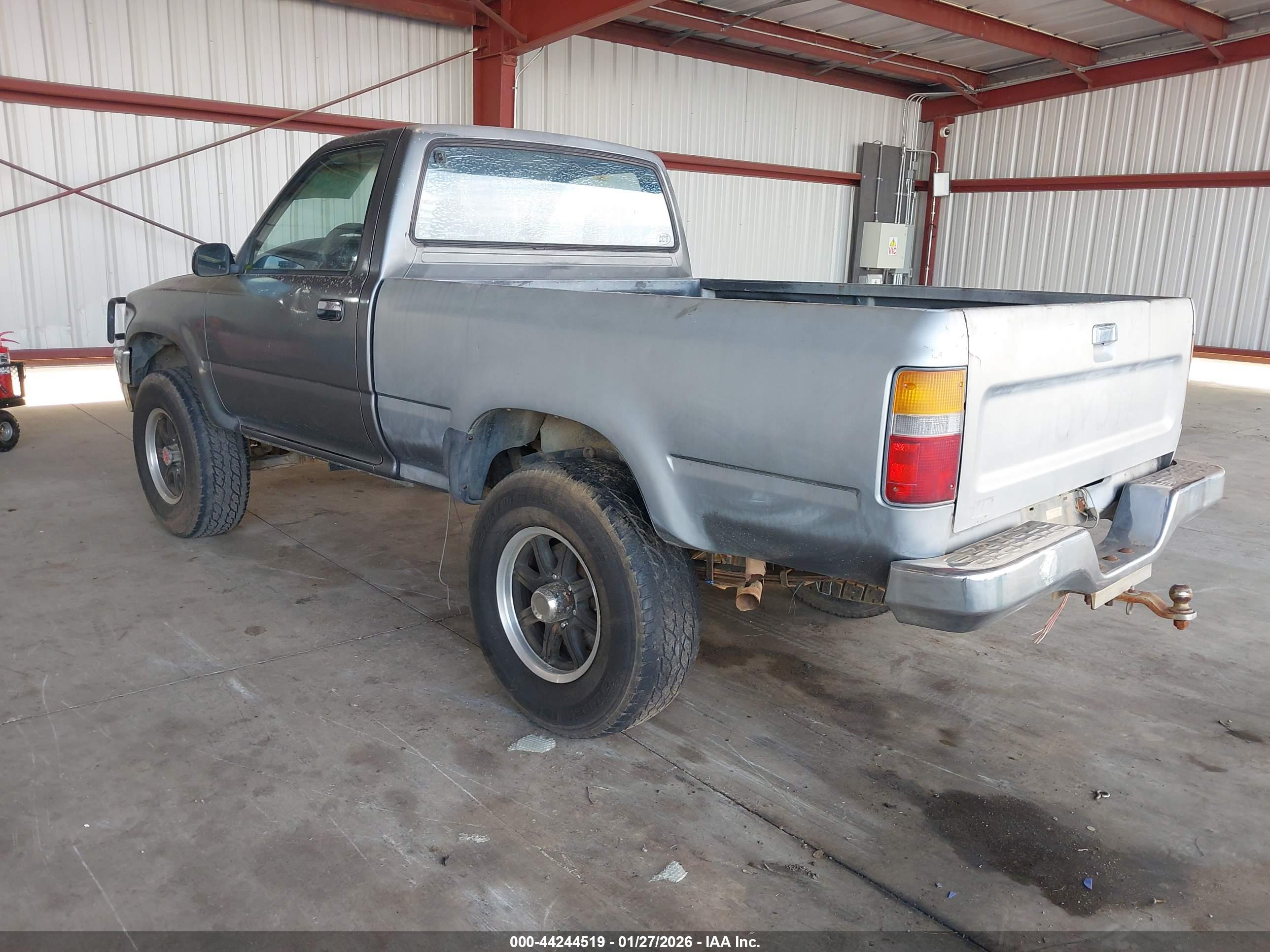 TOYOTA PICKUP image 3