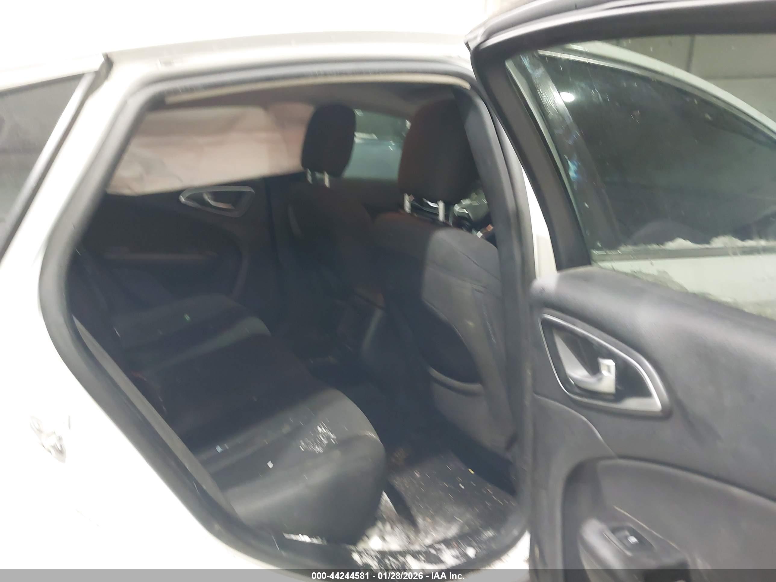 CHRYSLER 200 image 8