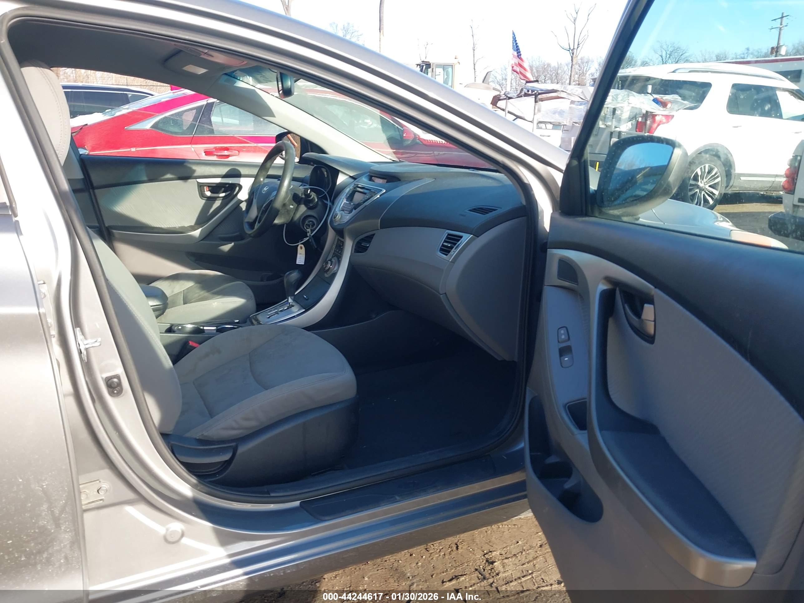 HYUNDAI ELANTRA image 5