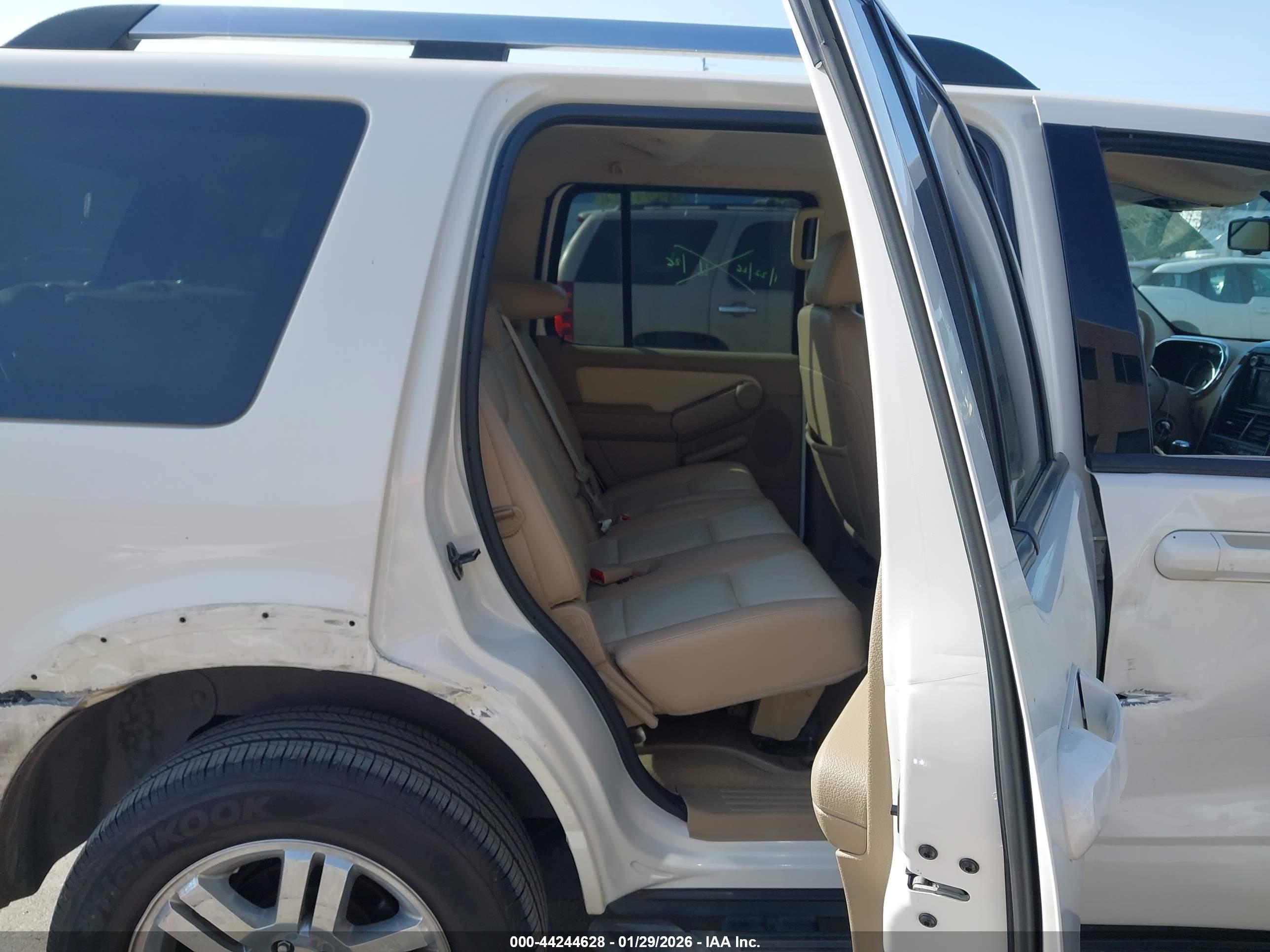 FORD EXPLORER image 8
