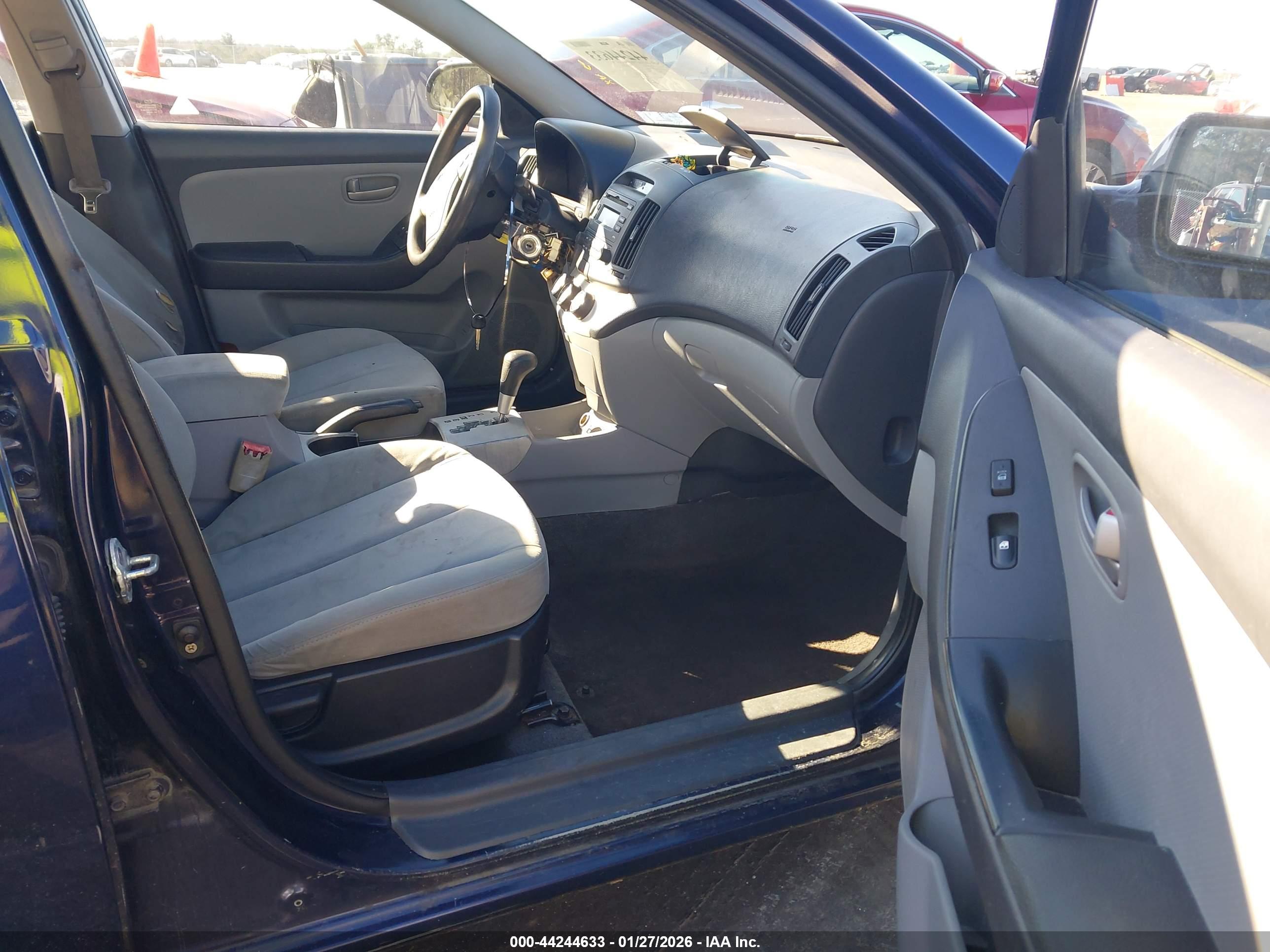 HYUNDAI ELANTRA image 5