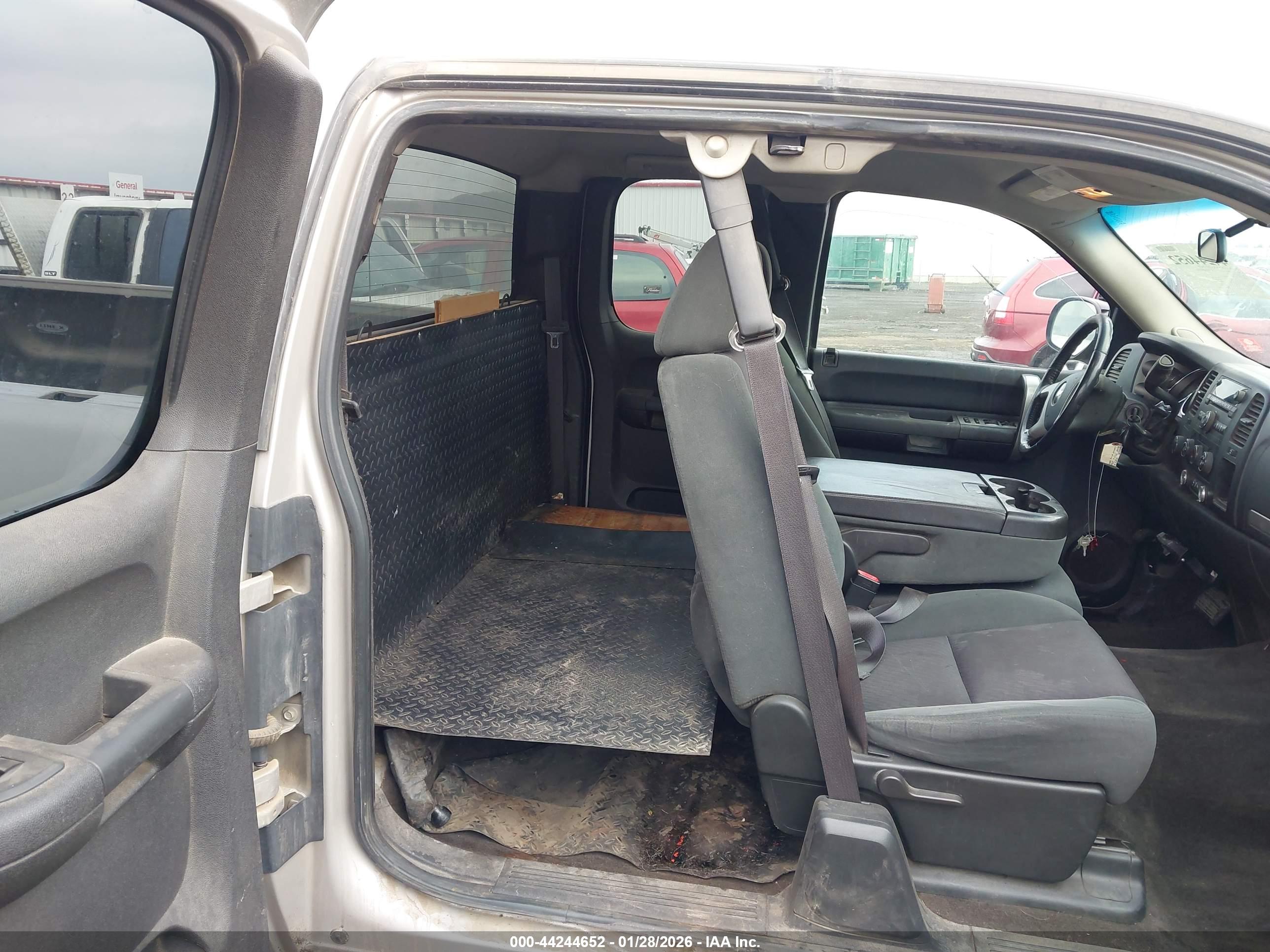 CHEVROLET SILVERADO image 8