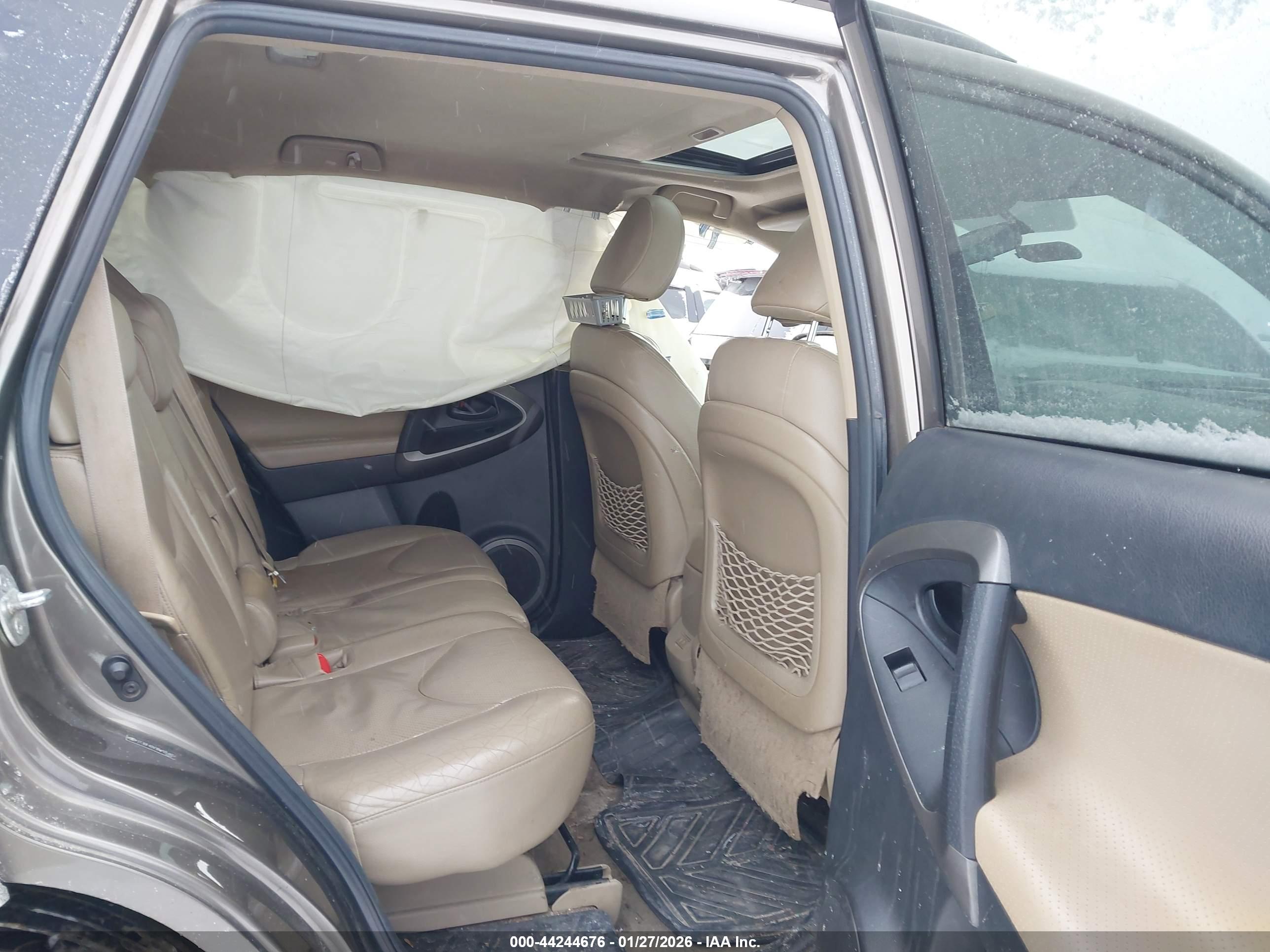 TOYOTA RAV4 image 8