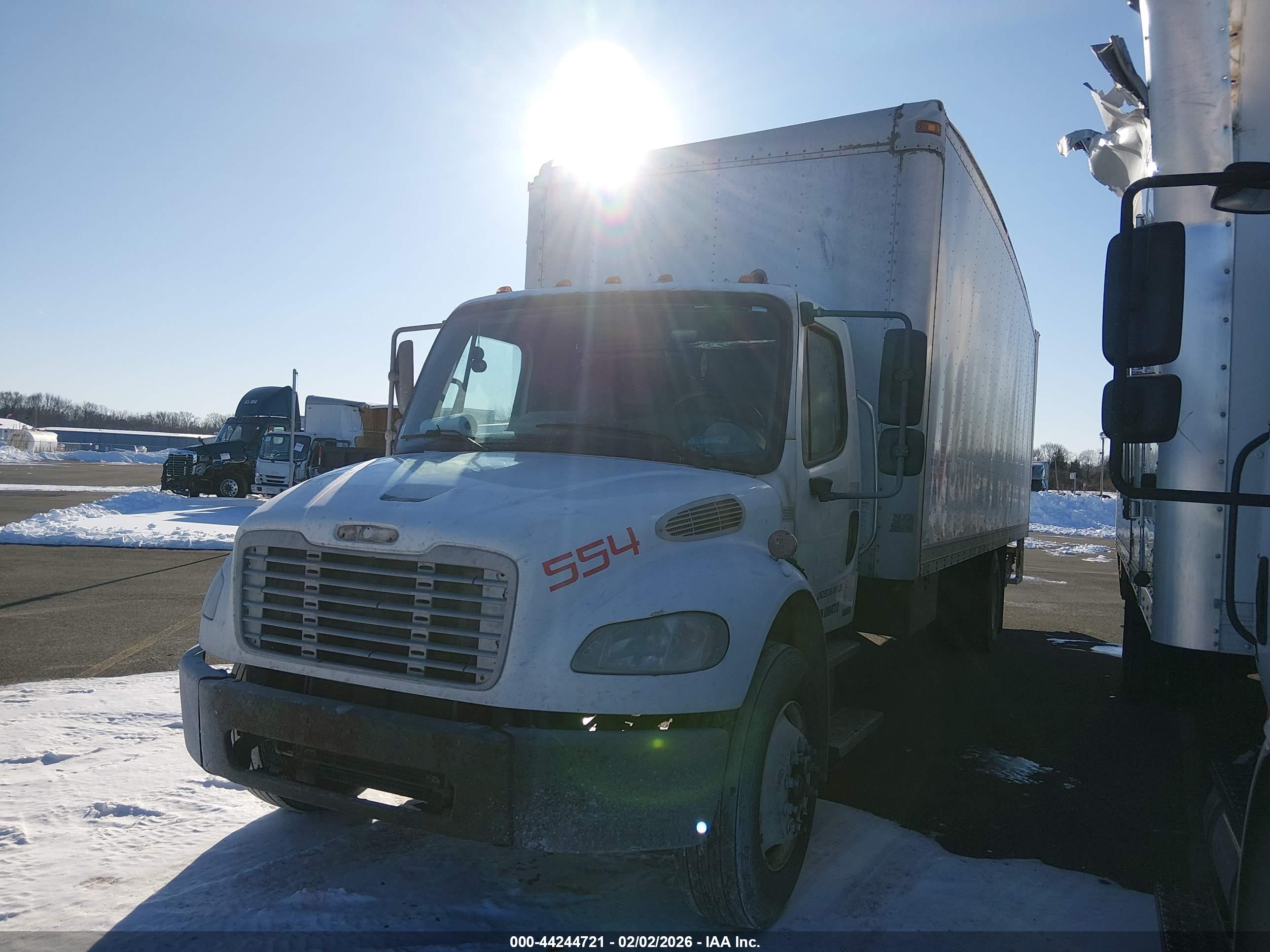 FREIGHTLINER M2 image 2