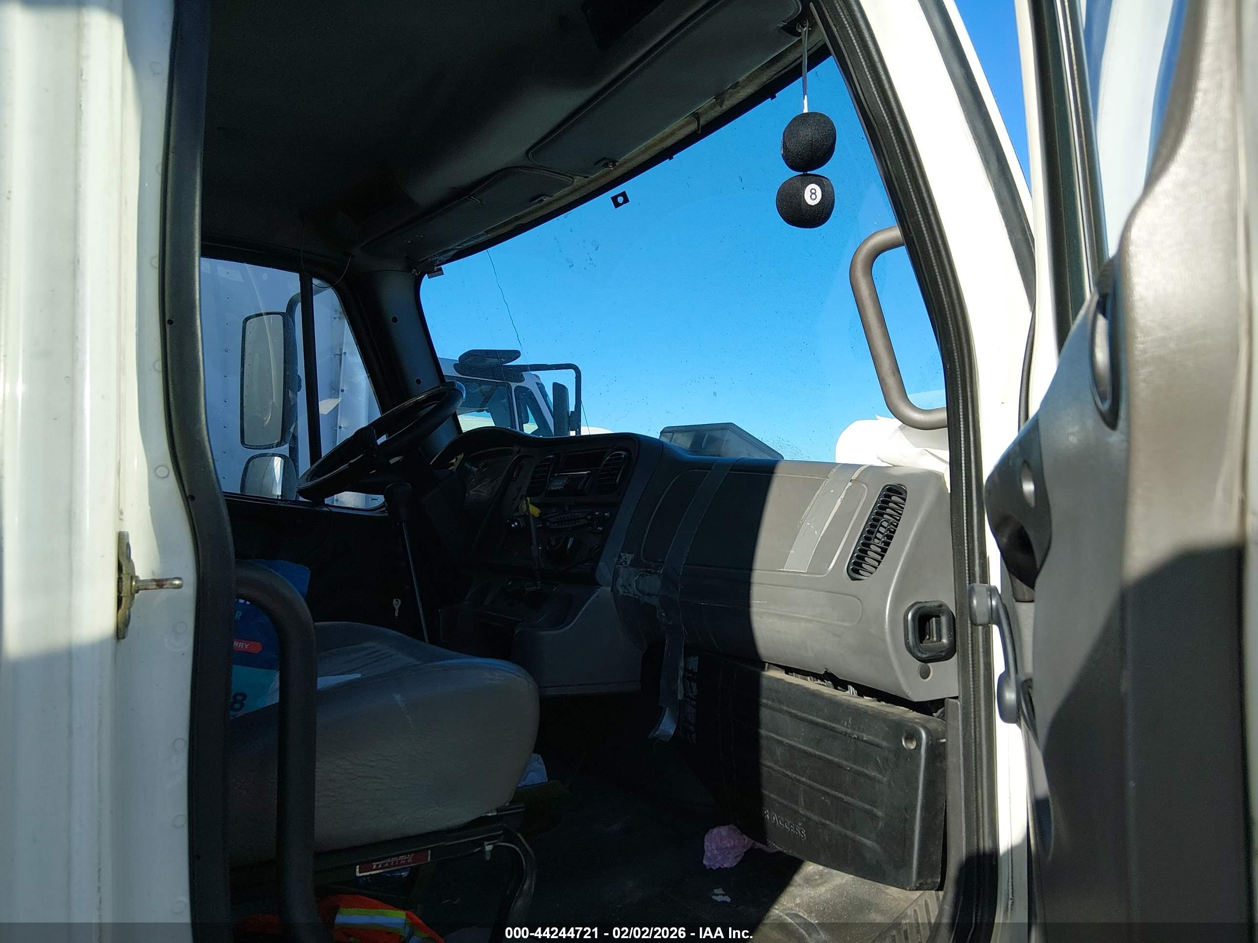 FREIGHTLINER M2 image 8
