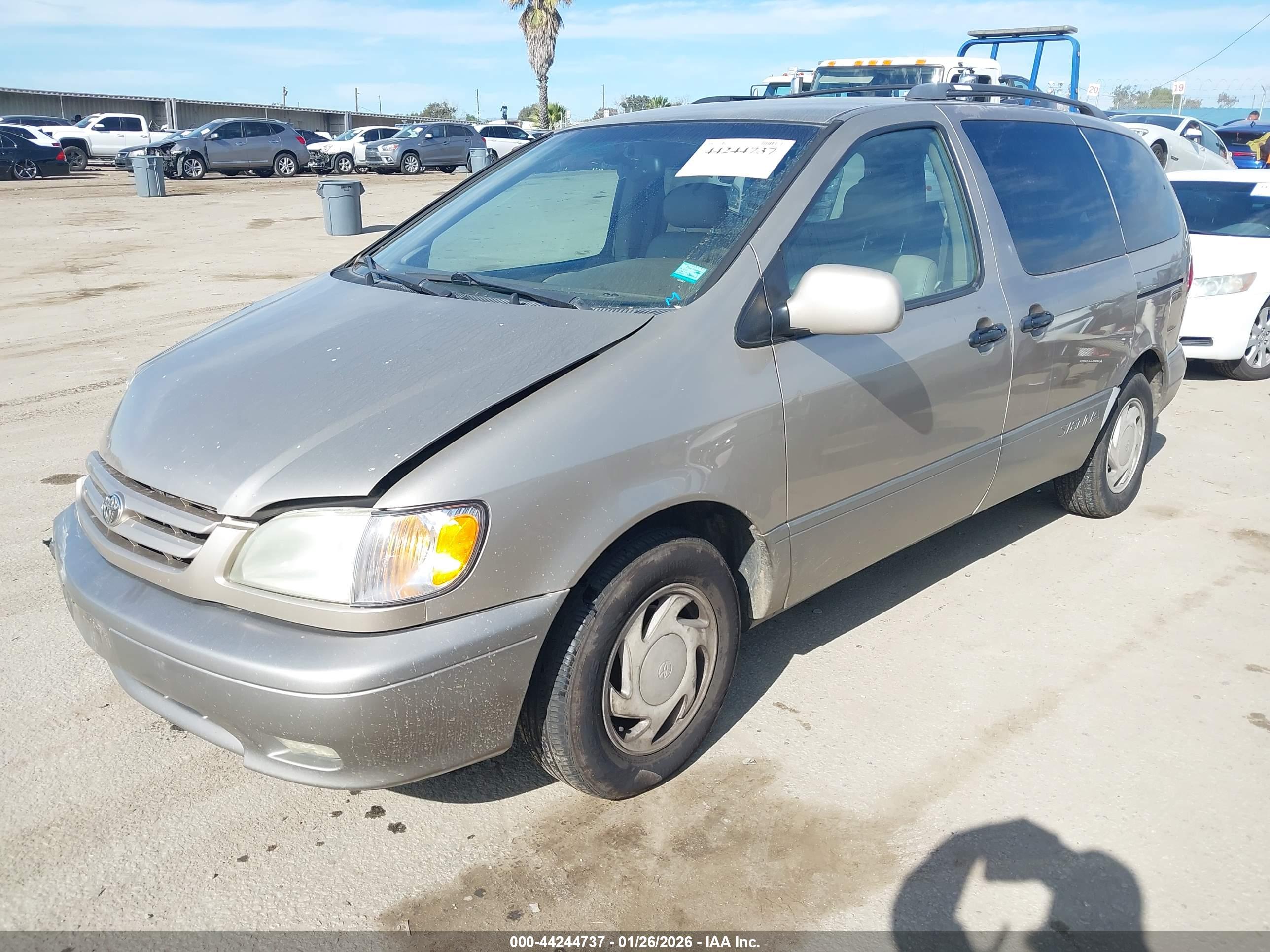 TOYOTA SIENNA image 2