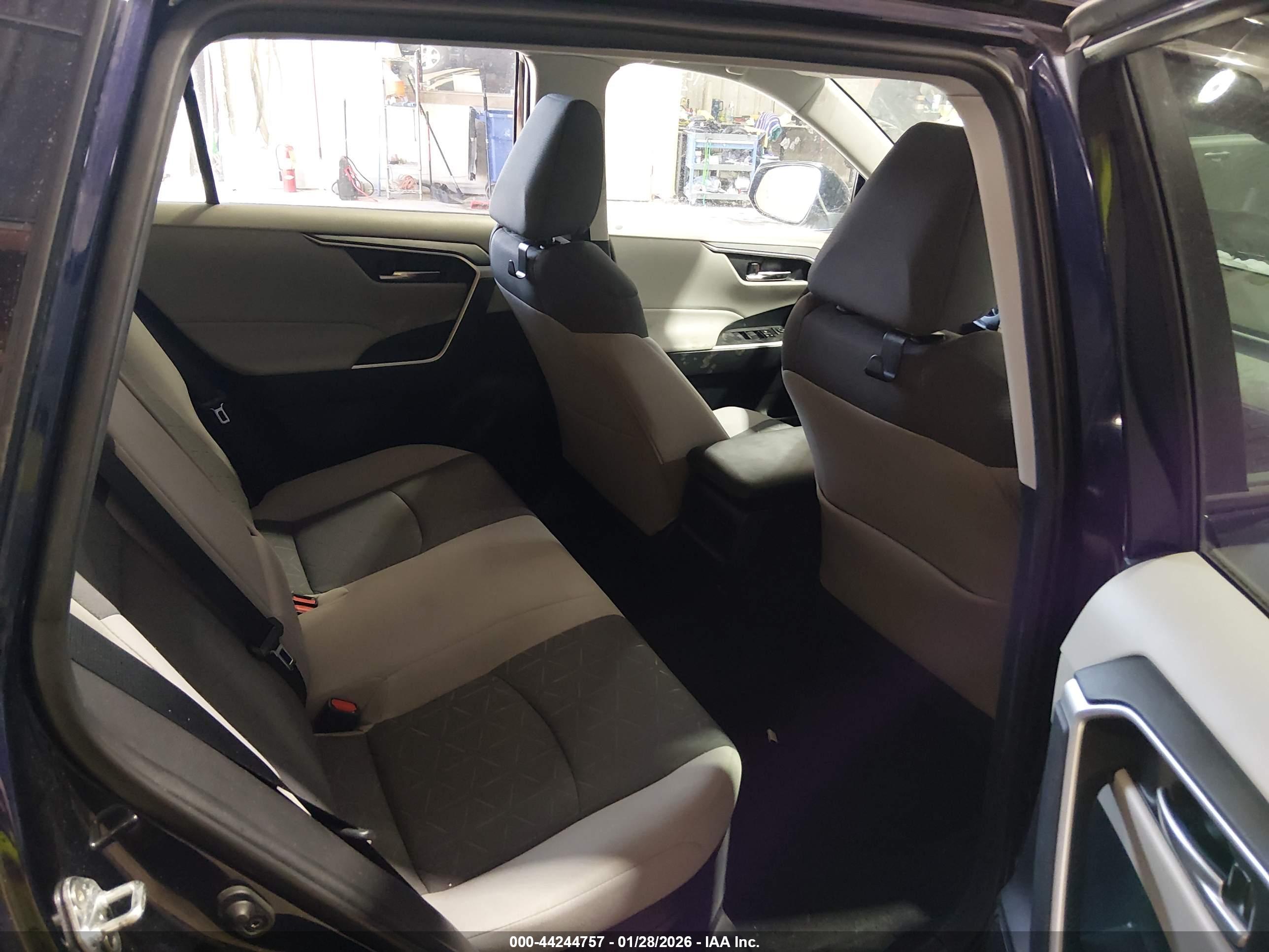 TOYOTA RAV4 image 8