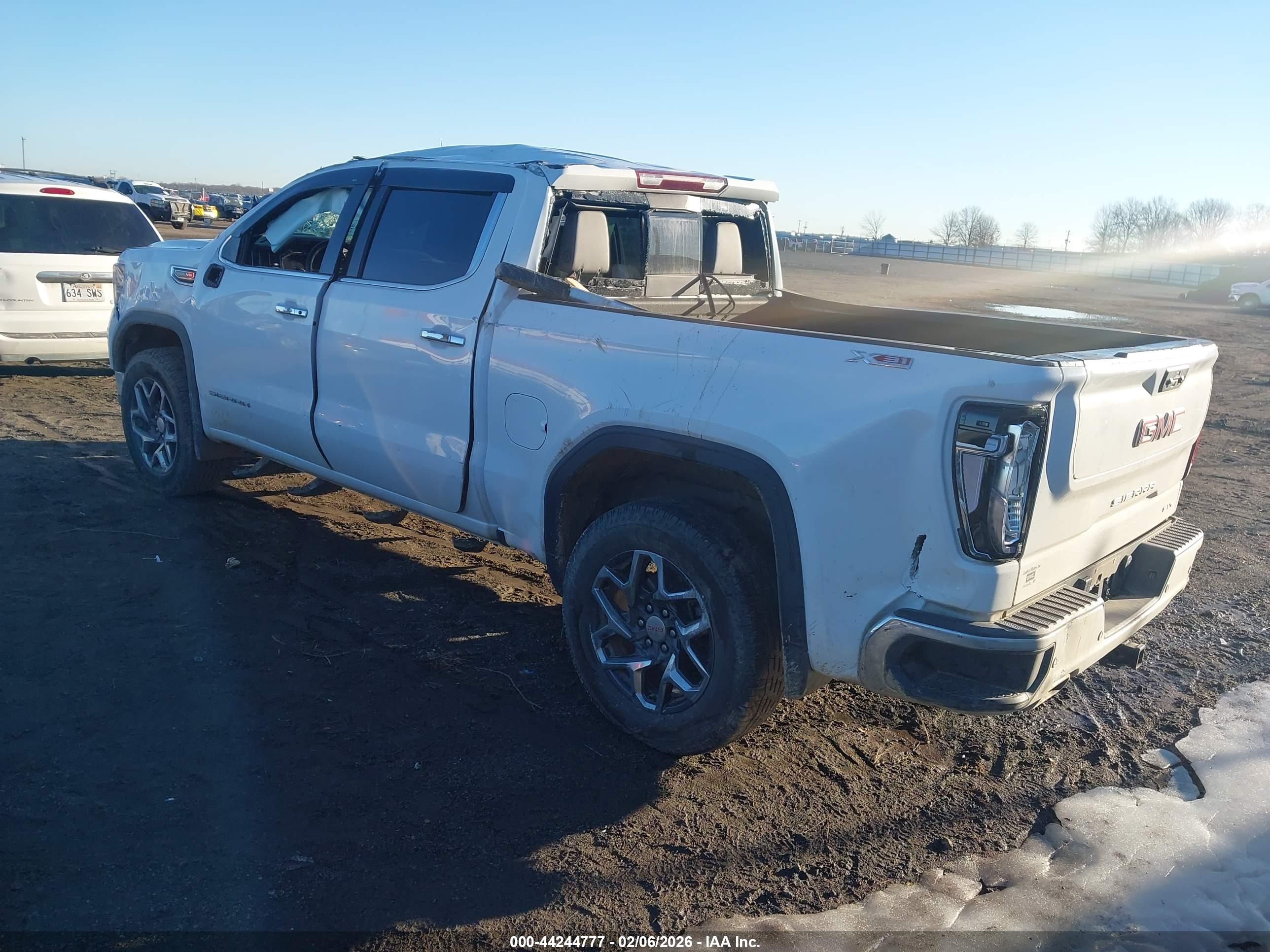 GMC SIERRA image 3