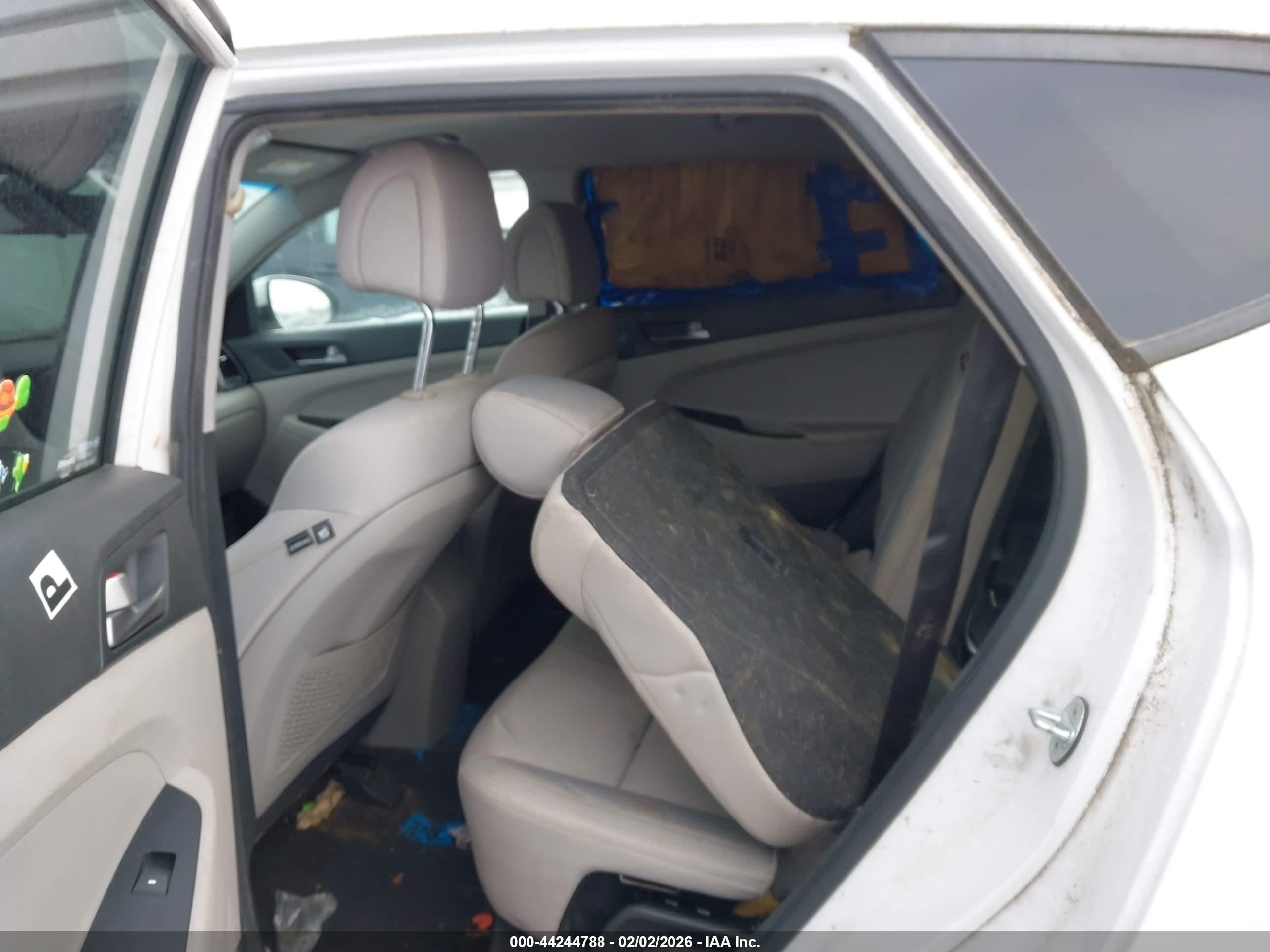 HYUNDAI TUCSON image 8