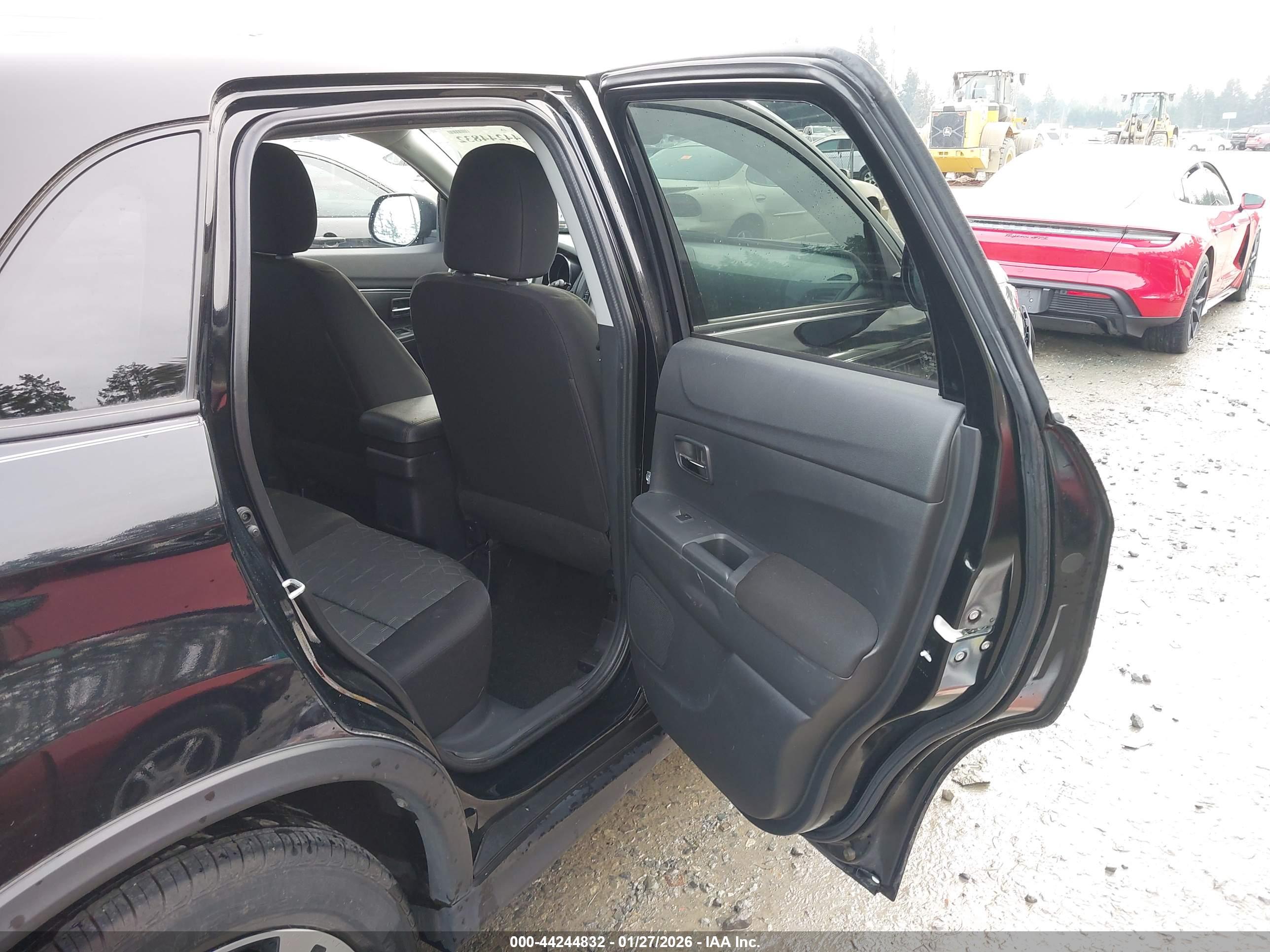 MITSUBISHI OUTLANDER image 8
