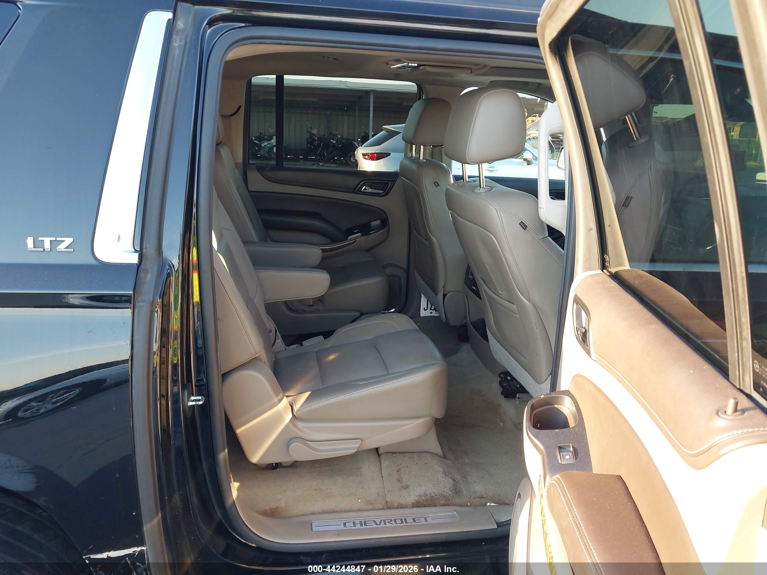 CHEVROLET SUBURBAN image 8