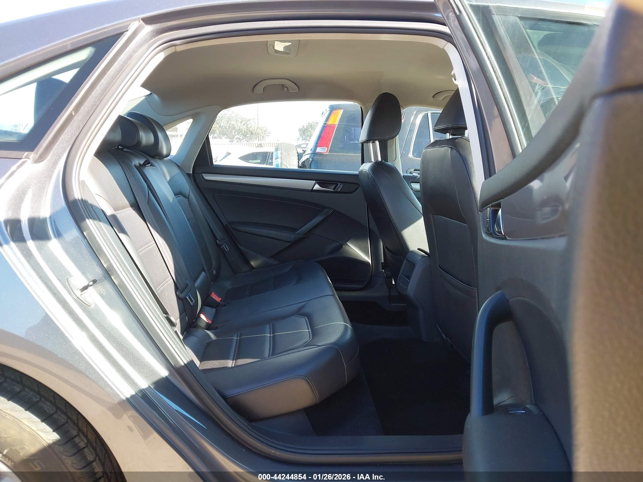 VOLKSWAGEN PASSAT image 8