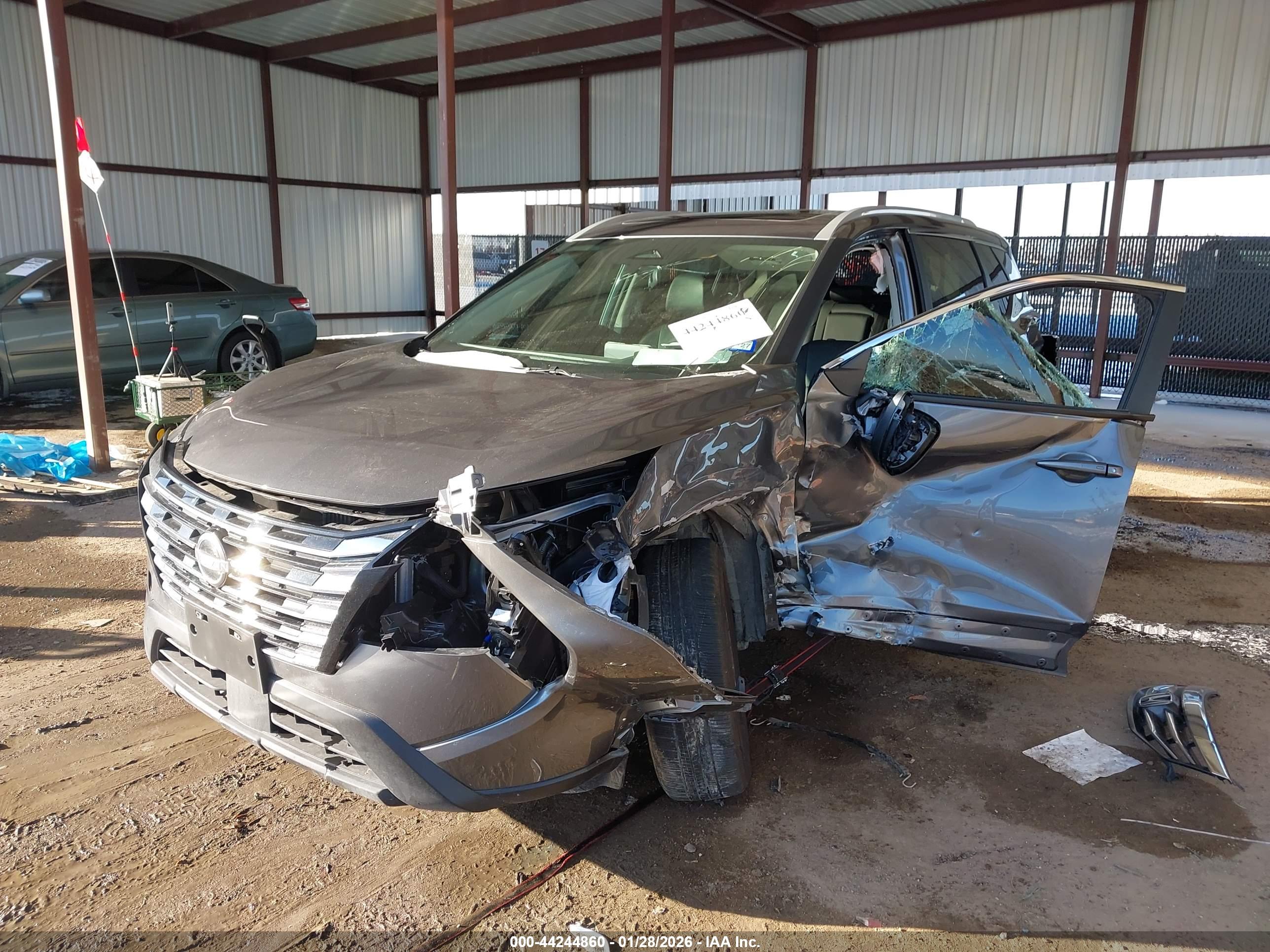 NISSAN ROGUE image 2