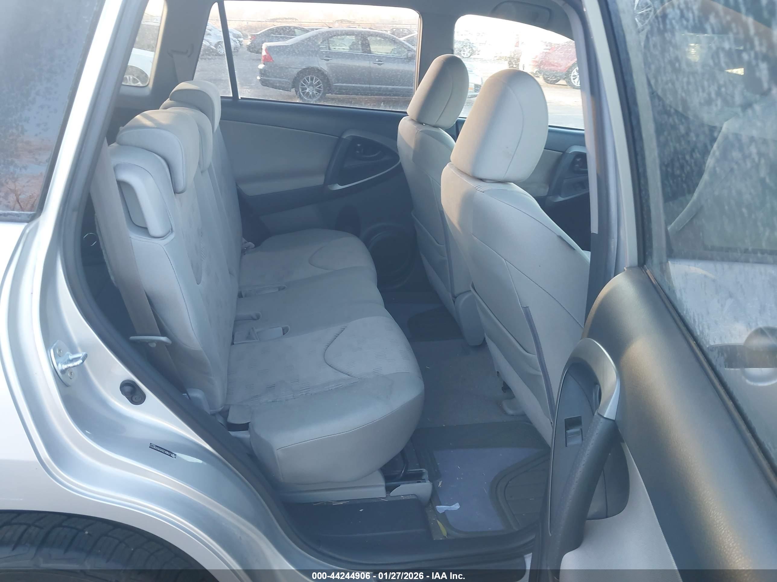 TOYOTA RAV4 image 8