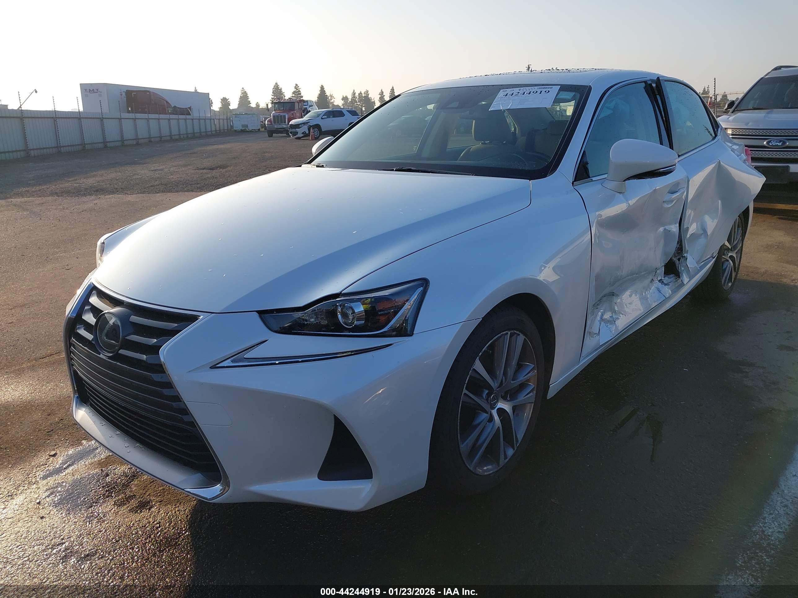 LEXUS IS image 2