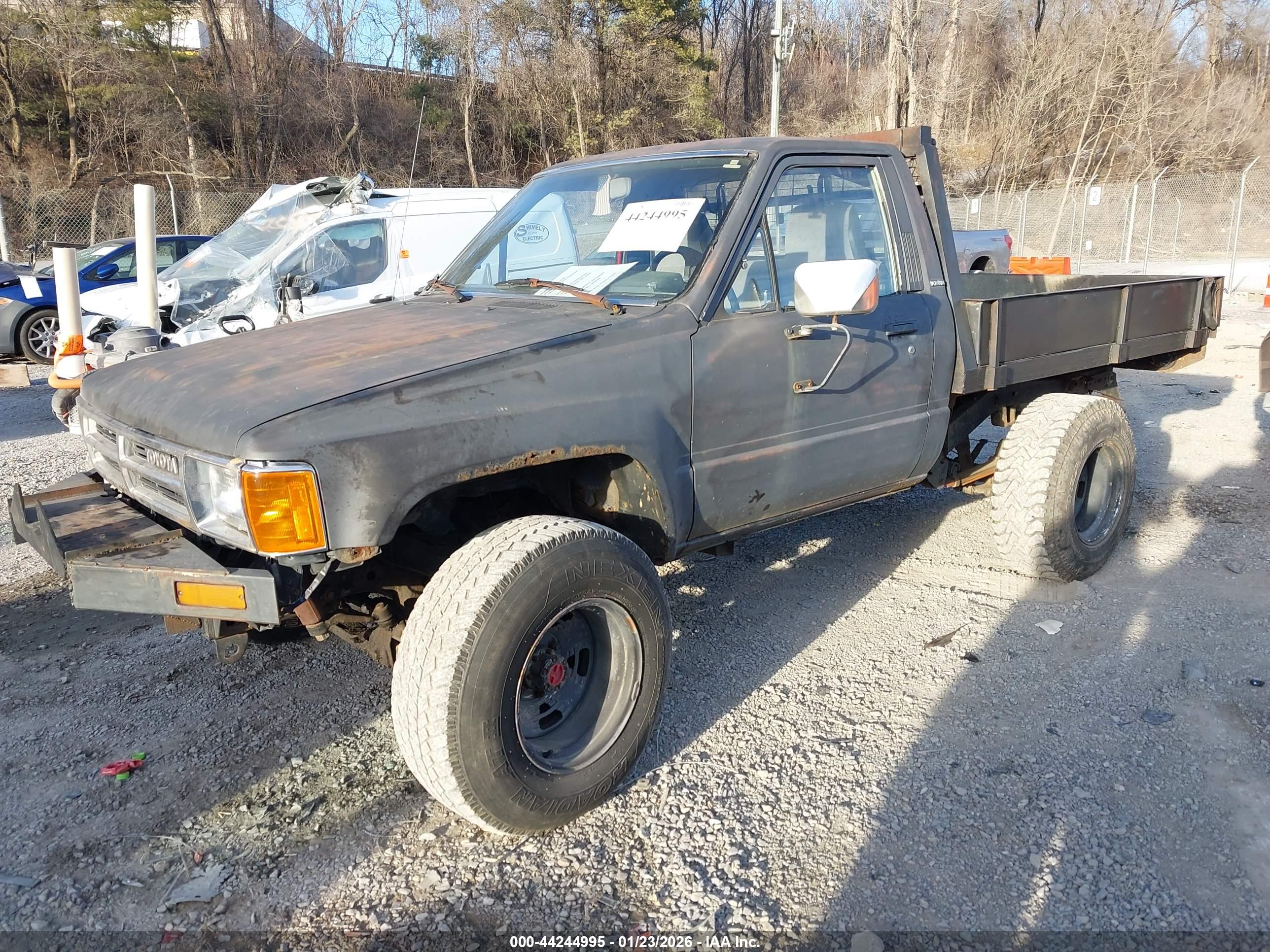 TOYOTA PICKUP image 2