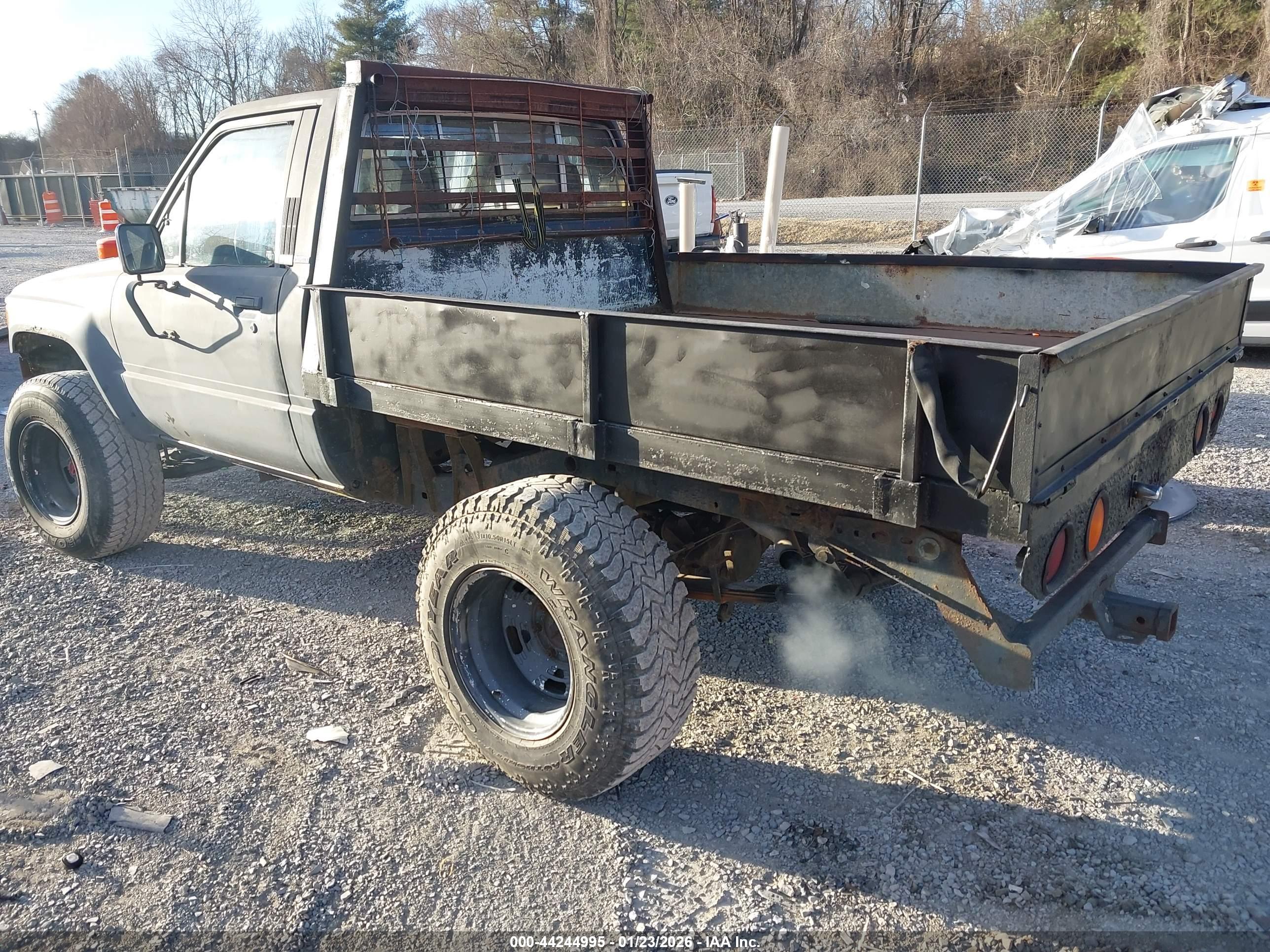 TOYOTA PICKUP image 3