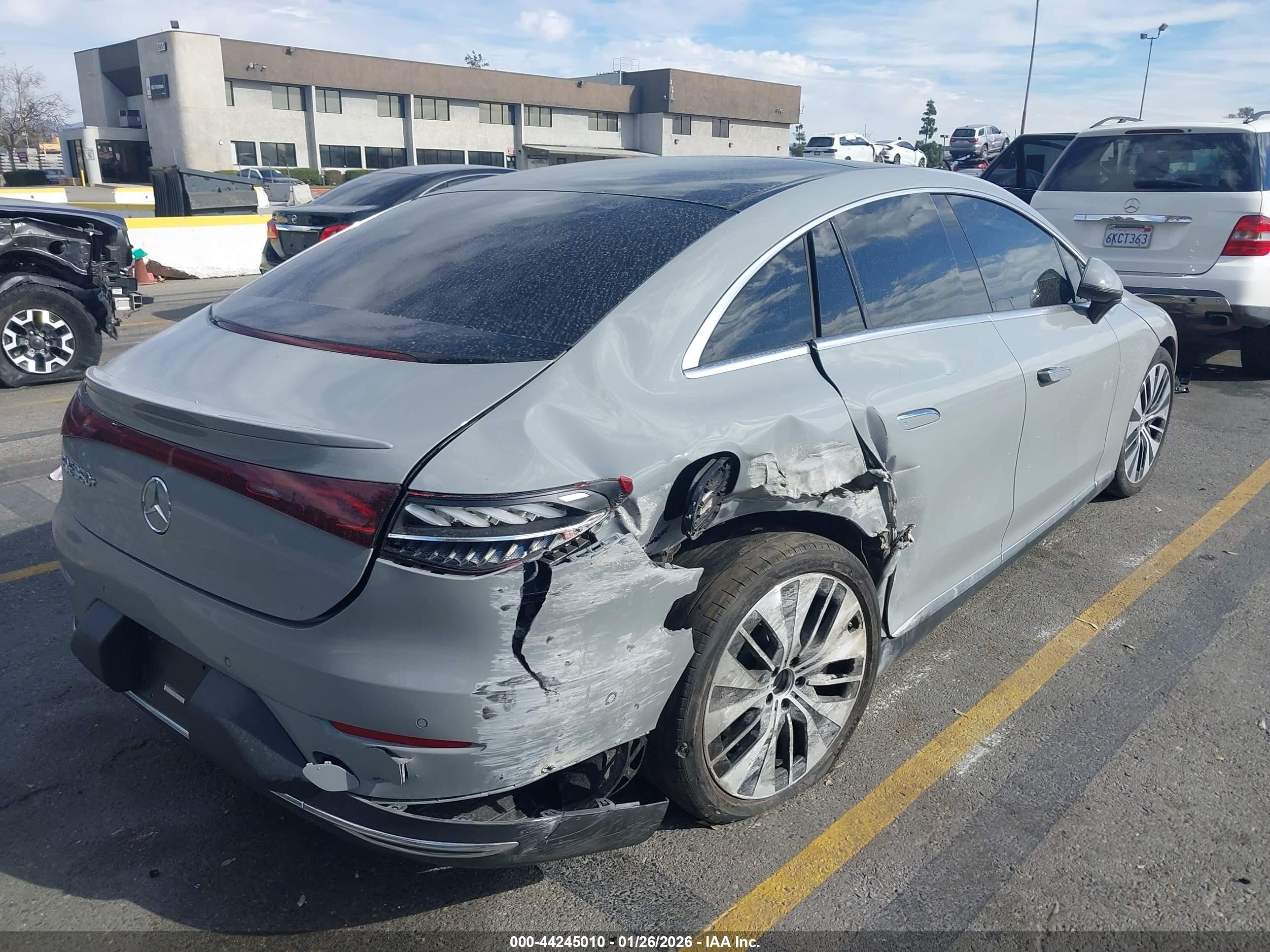 MERCEDES-BENZ EQE image 4